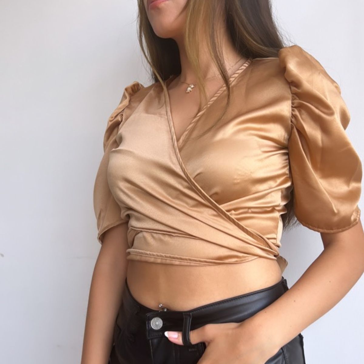 AMA OUTFITTERS - BLUSA ENVOLVENTE NEREA