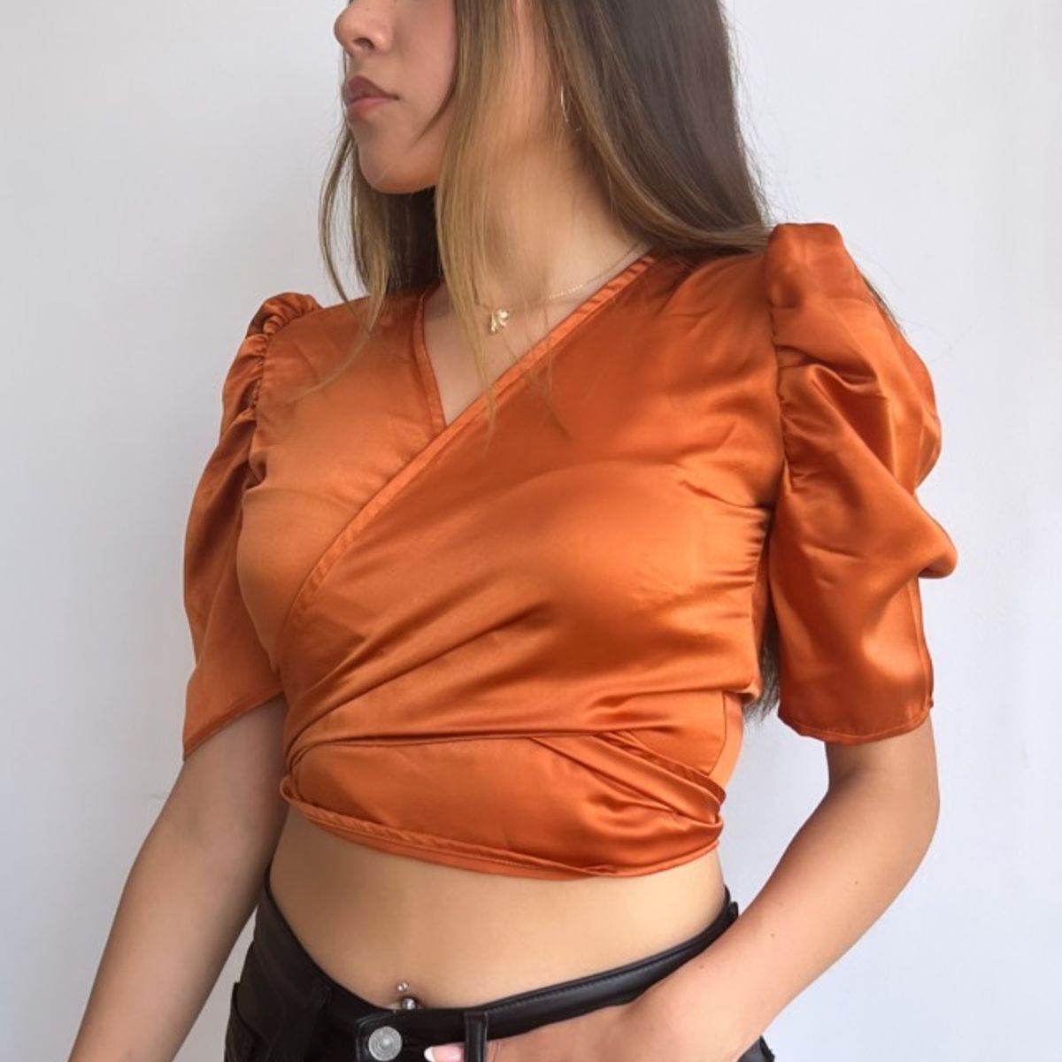 AMA OUTFITTERS - BLUSA ENVOLVENTE NEREA