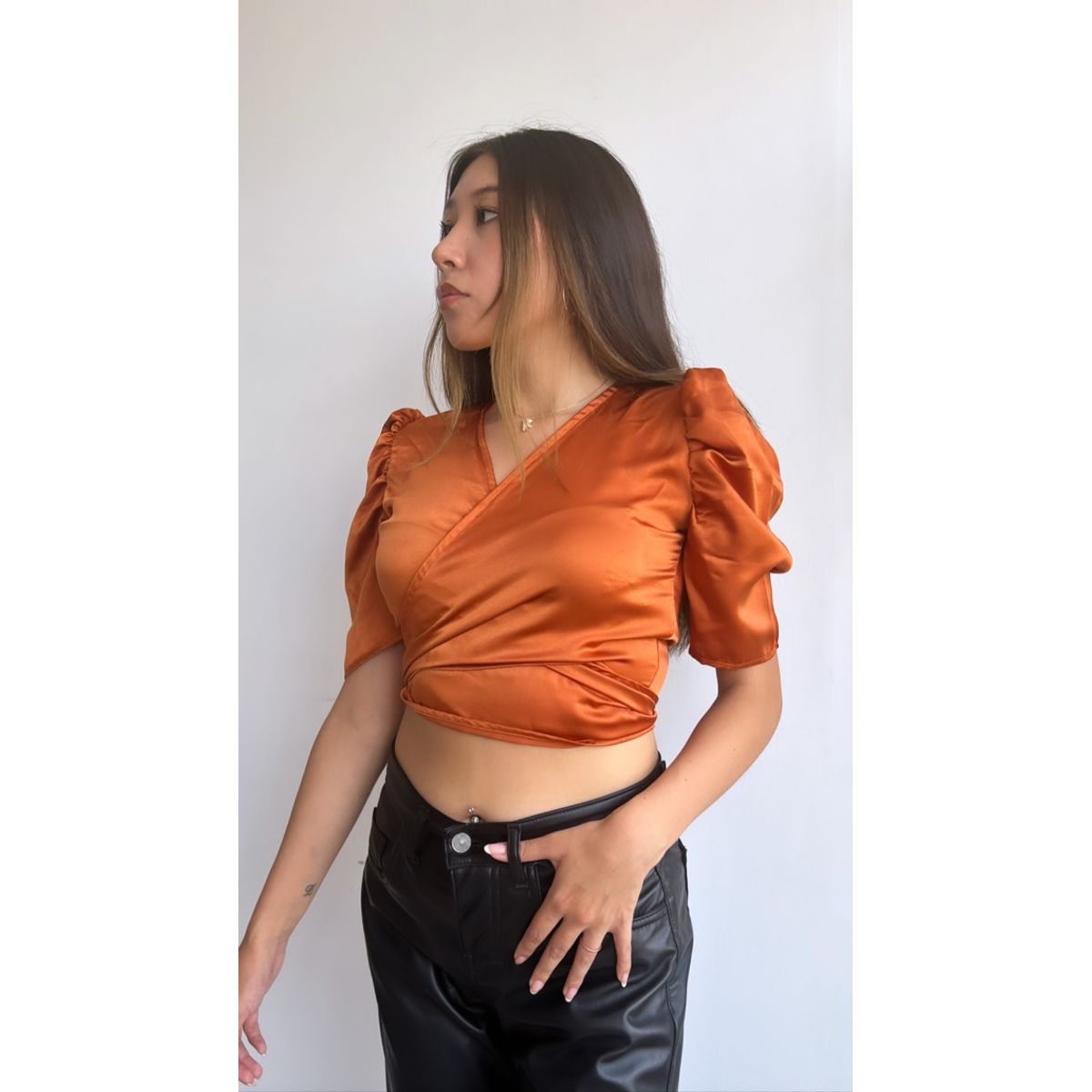 AMA OUTFITTERS - BLUSA ENVOLVENTE NEREA