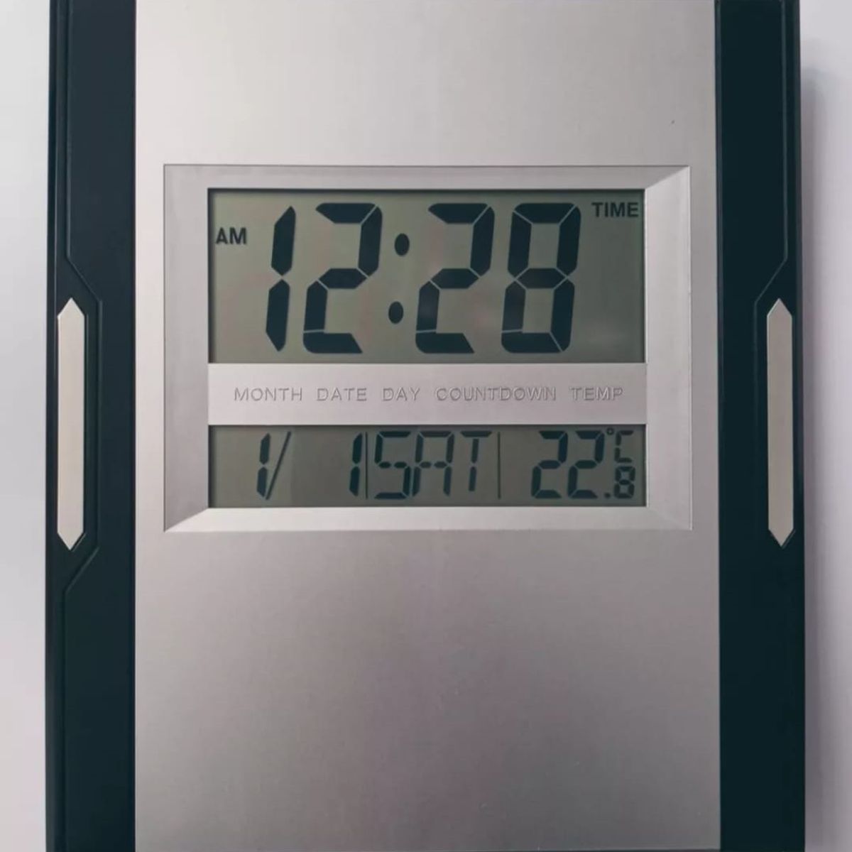 GENERICO - RELOJ DIGITAL  PARED  Y MESA  / ALARMA / CALINDARIO