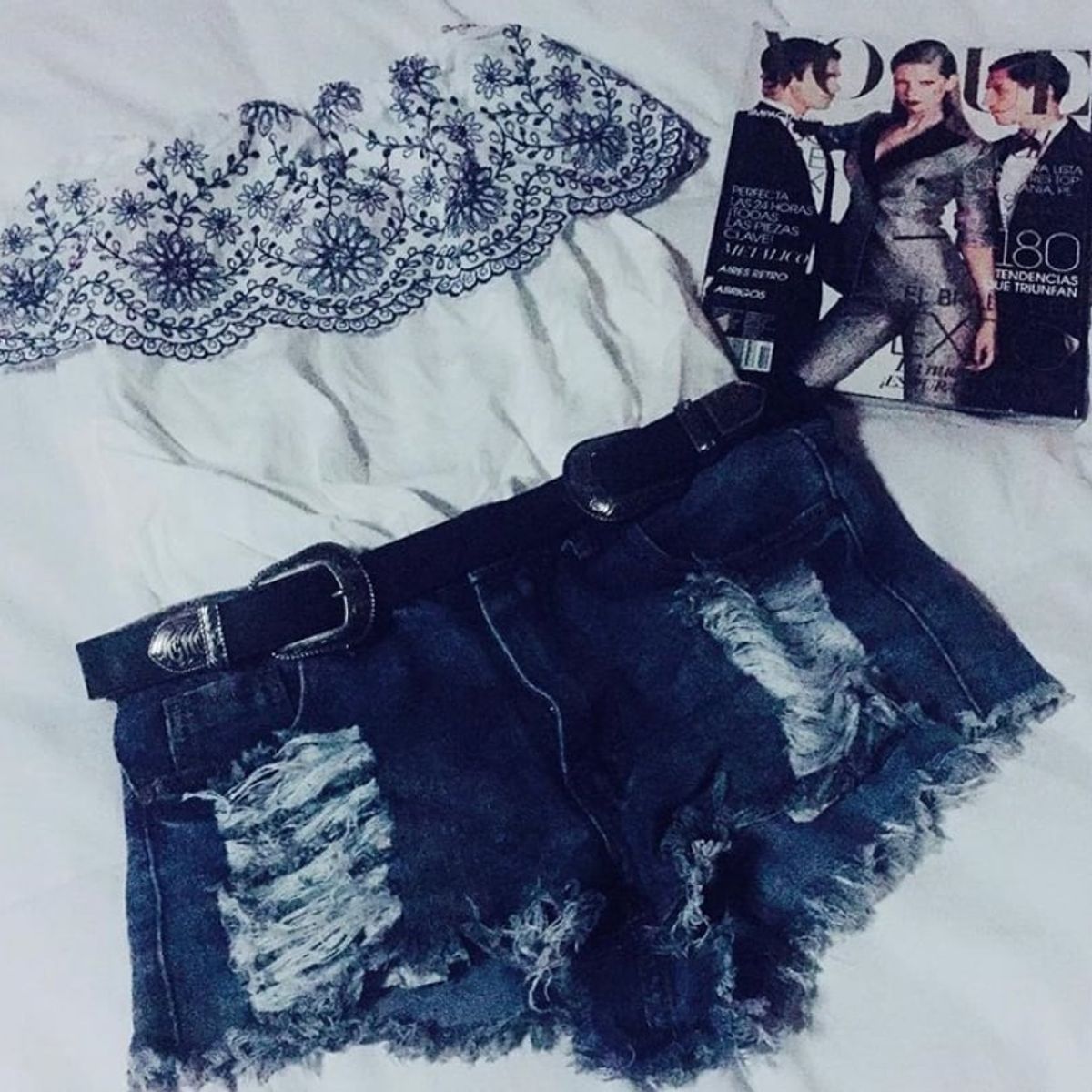 AMA OUTFITTERS - SHORT DE JEAN RASGADO KARLA