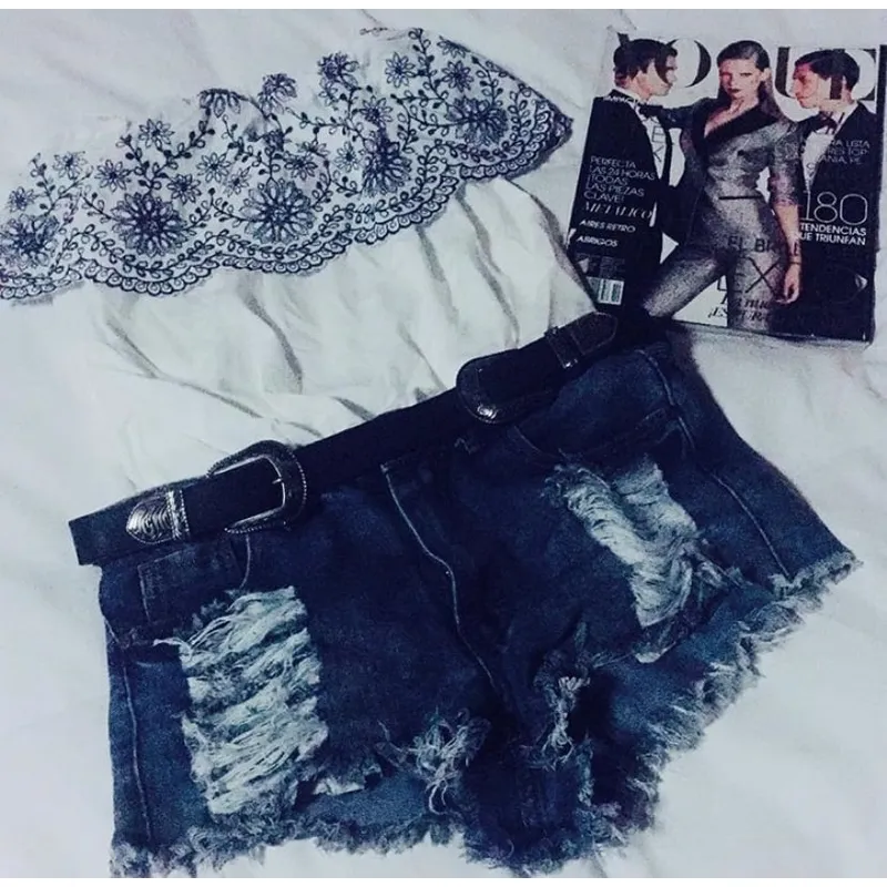 AMA OUTFITTERS - SHORT DE JEAN RASGADO KARLA