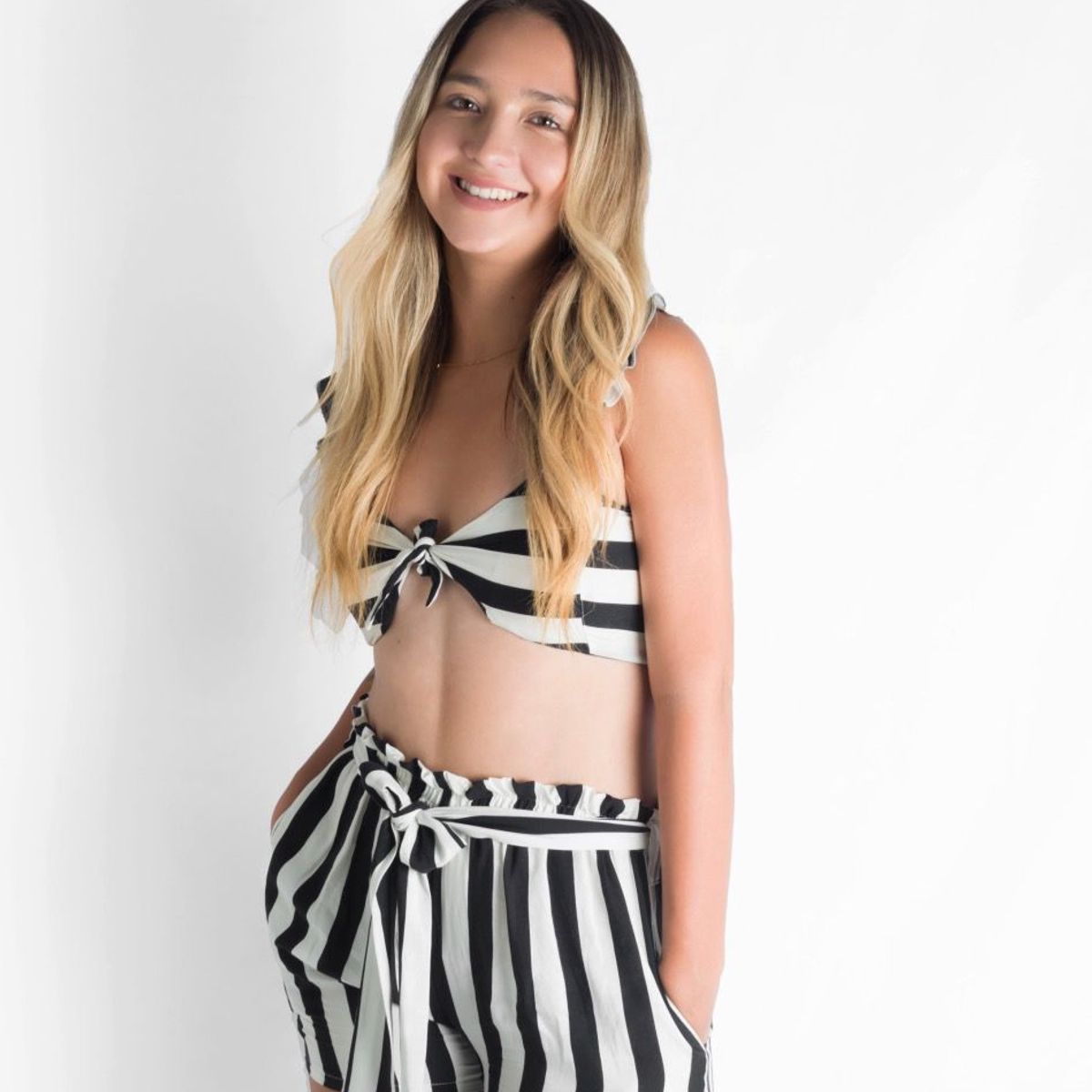 AMA OUTFITTERS - CONJUNTO TOP Y SHORT A RAYAS IBIZA