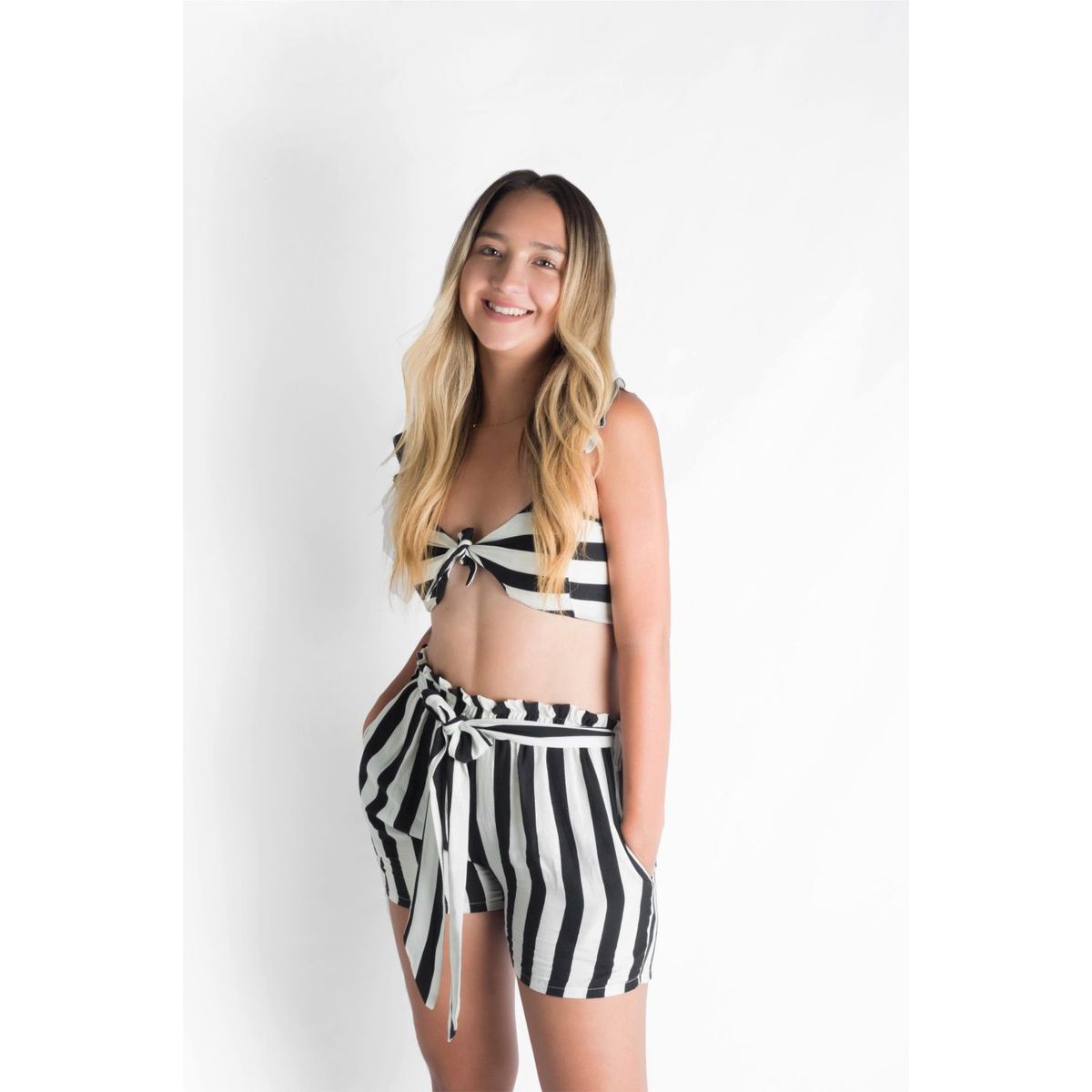AMA OUTFITTERS - CONJUNTO TOP Y SHORT A RAYAS IBIZA