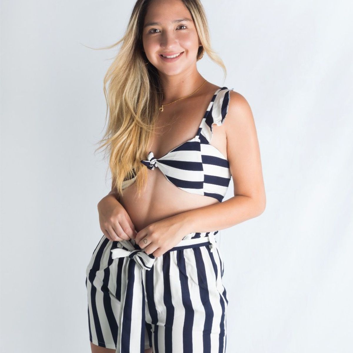 AMA OUTFITTERS - CONJUNTO TOP Y SHORT A RAYAS IBIZA