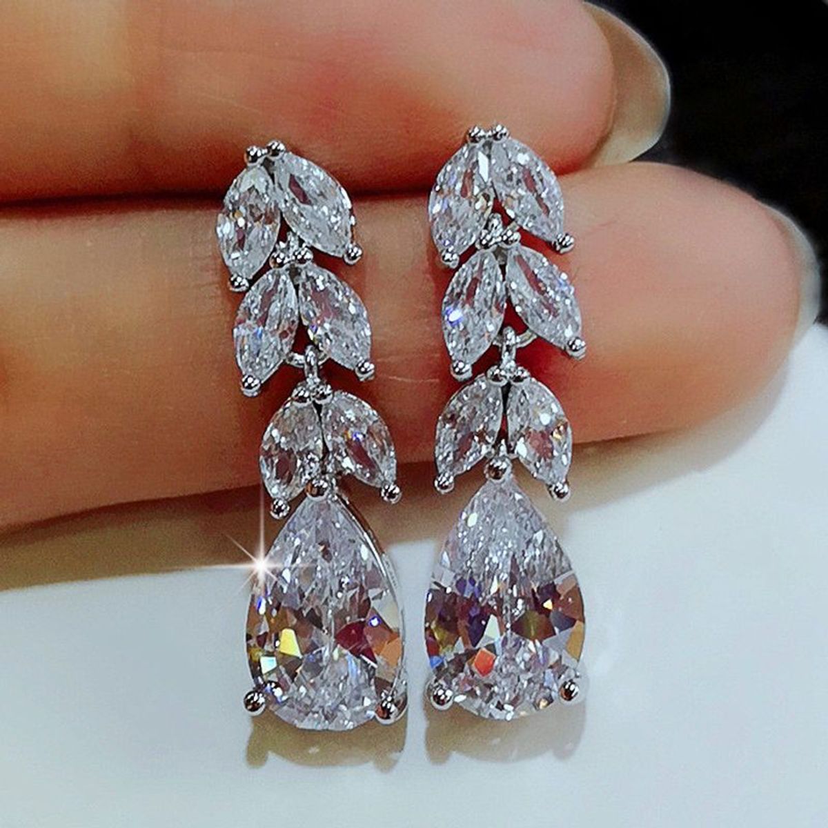 LA TIENDA 88 JOYAS Y ACCESORIOS - La Tienda 88 - Aretes Pendientes Mujer Gota de Cristal - Blanco