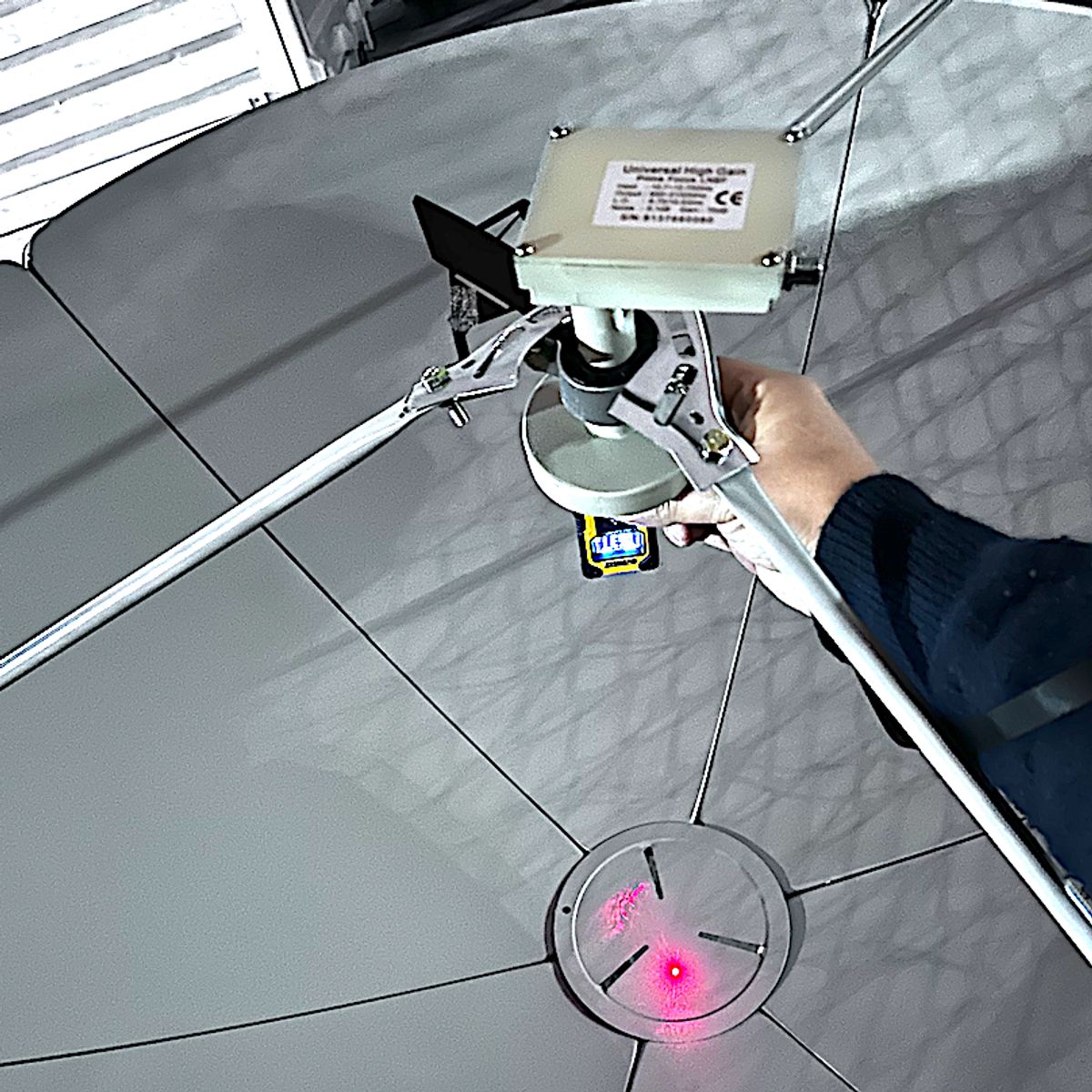 RST - ANTENA PARABOLICA GRANDE 180CM PARA BANDA KU CON LNB FOCO PRIMARIO