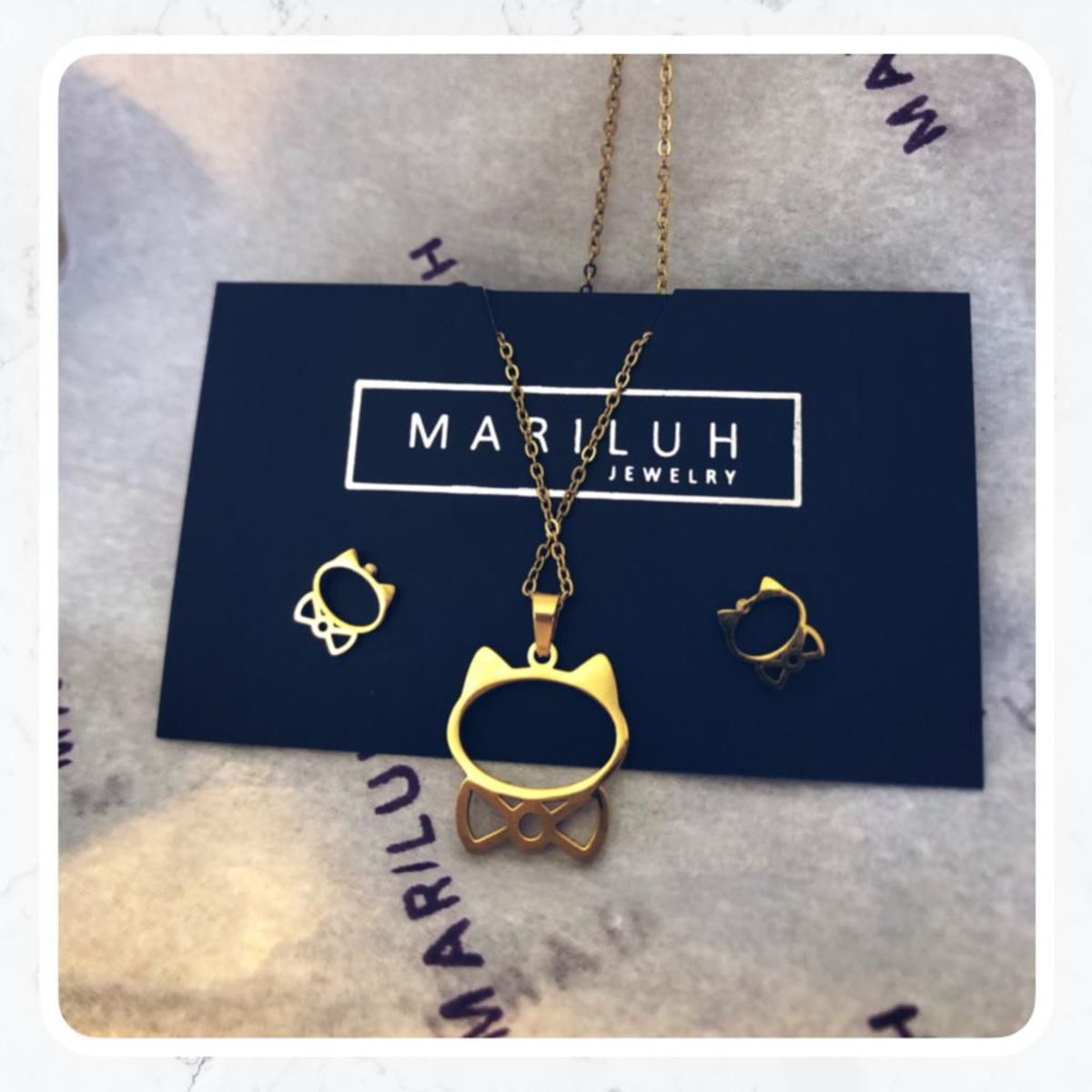 GENERICO - Pack Acero Collar con dije y Aretes - Gato Corbata Mishi Dorado