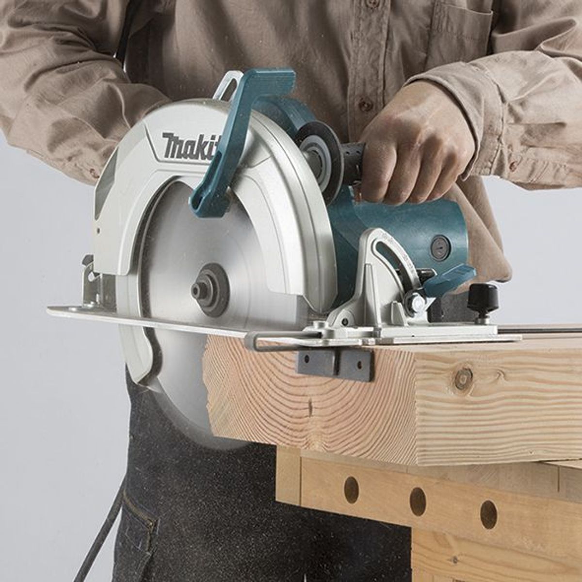 MAKITA - Sierra Circular 10 1/4" (260mm) 2000W Corte en 90° 101mm Makita HS0600