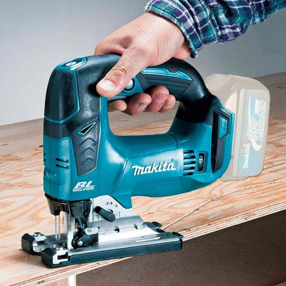 MAKITA - Sierra Caladora 18V LXT 26mm 800 - 3500 rpm Sin Baterias Makita DJV182Z