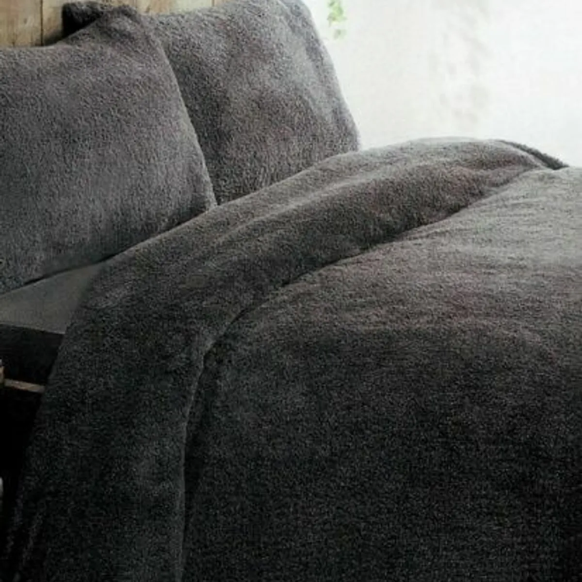 GENERICO - CUBRECAMA DOS PLAZAS Y MEDIA QUEEN DE PELUCHE PELO CORTO NEGRO