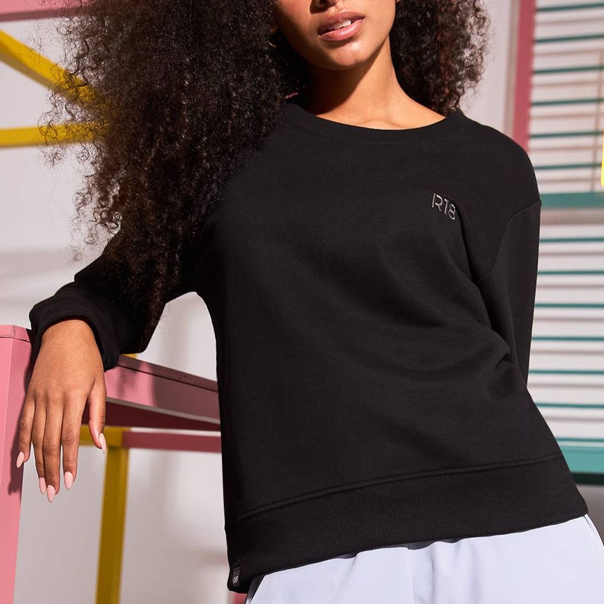 R18 - POLERA MUJER  R18-NC012 URBAN CREW NECK NEGRO