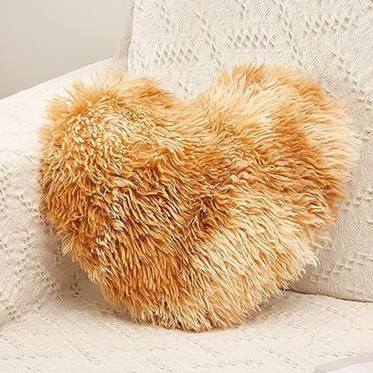 GENERICO - COJIN CORAZON PELO LARGO 35X35 BEIGE JASPEDO