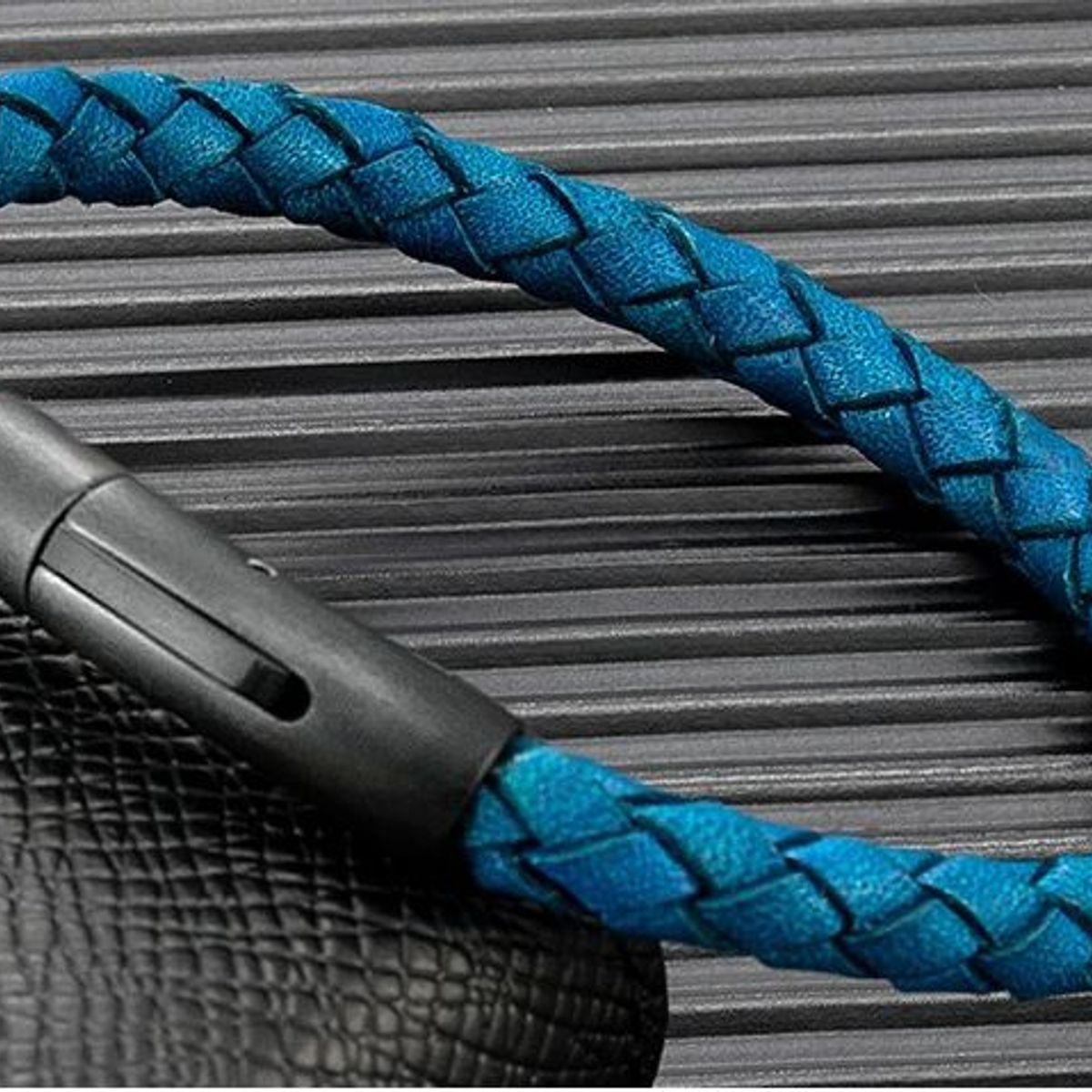 GENERICO - Pulsera Brazalete Sky de Cuero con Broche Negro