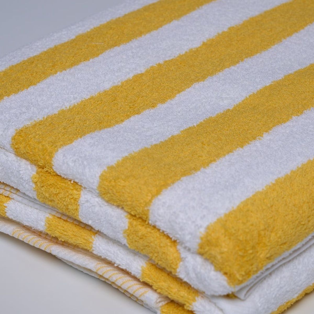 SLEEPER - Toalla de Piscina Modelo Buzios 520 grs Rayas Blancas y Amarillas