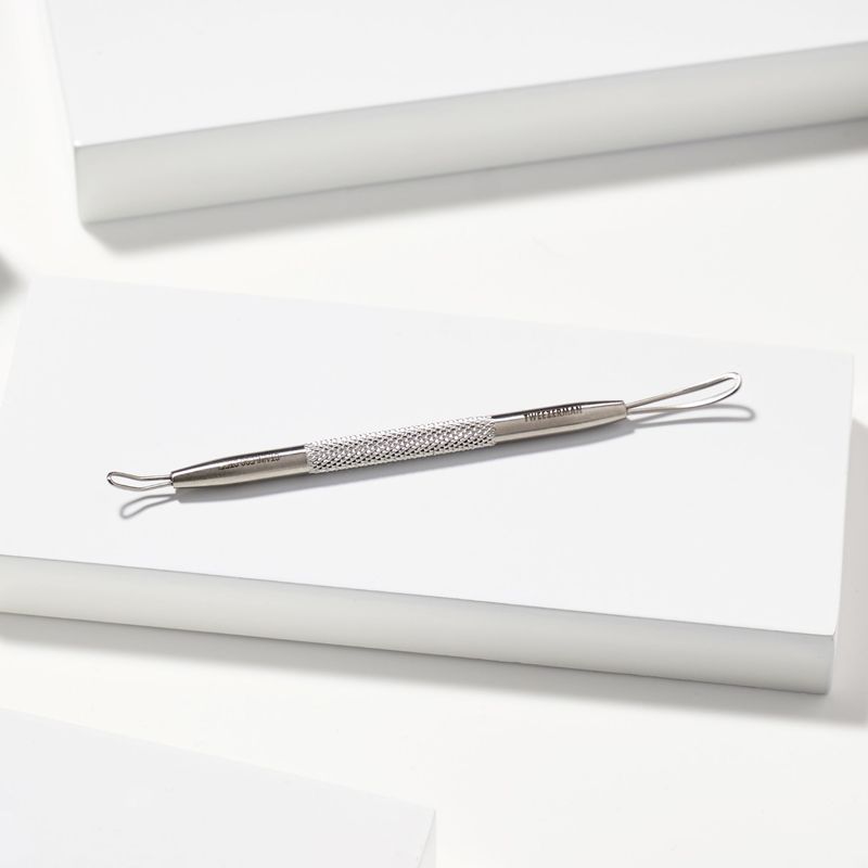 TWEEZERMAN - REMOVEDOR DE PUNTOS BLANCOS Y NEGROS - SKINCARE TOOL