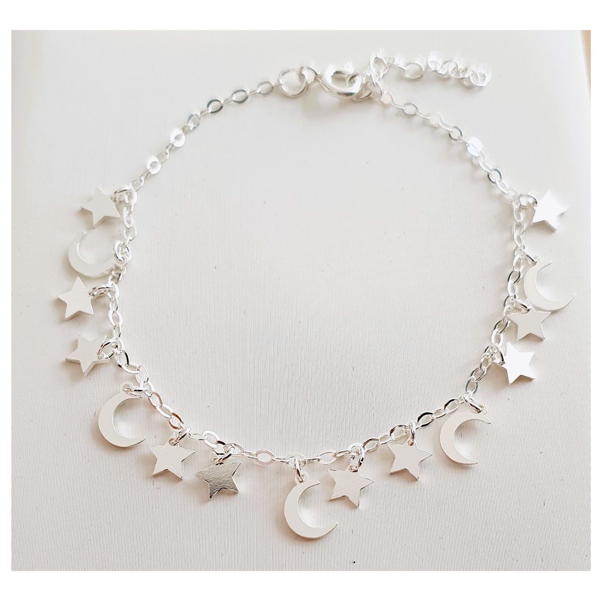 FERNANDA ROMERO JOYAS Y ACCESORIOS - Delicada pulsera de plata Luna y Lluvia de Estrellas