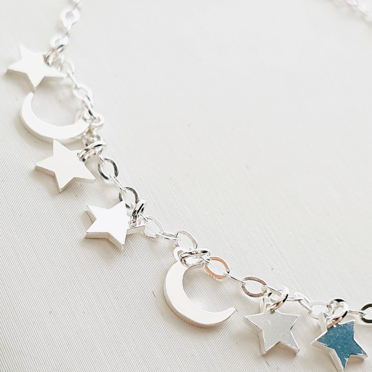 FERNANDA ROMERO JOYAS Y ACCESORIOS - Delicada pulsera de plata Luna y Lluvia de Estrellas