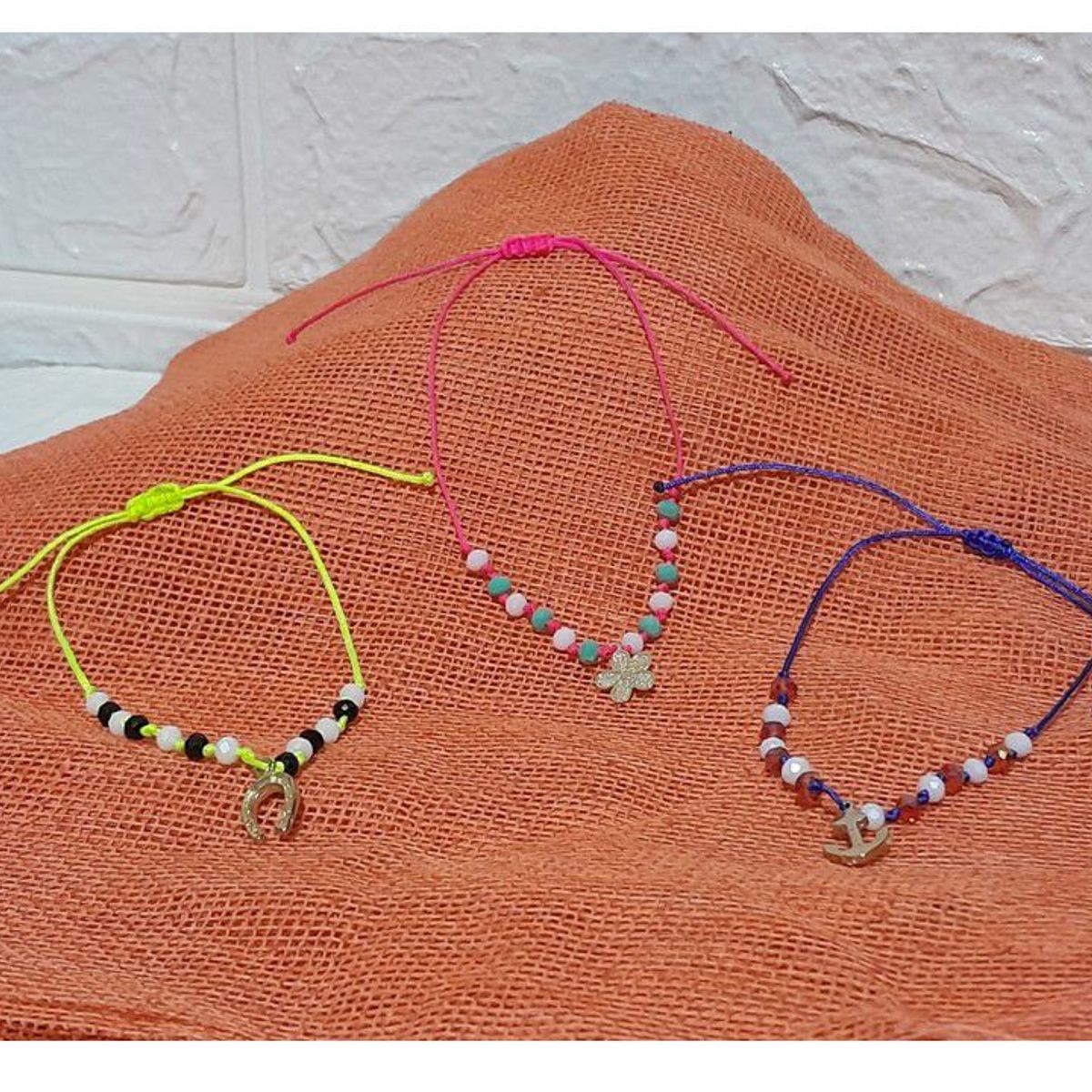 GENERICO - TRIO DE PULSERAS DE HILO CRISTALES Y DIJE AJUSTABLES