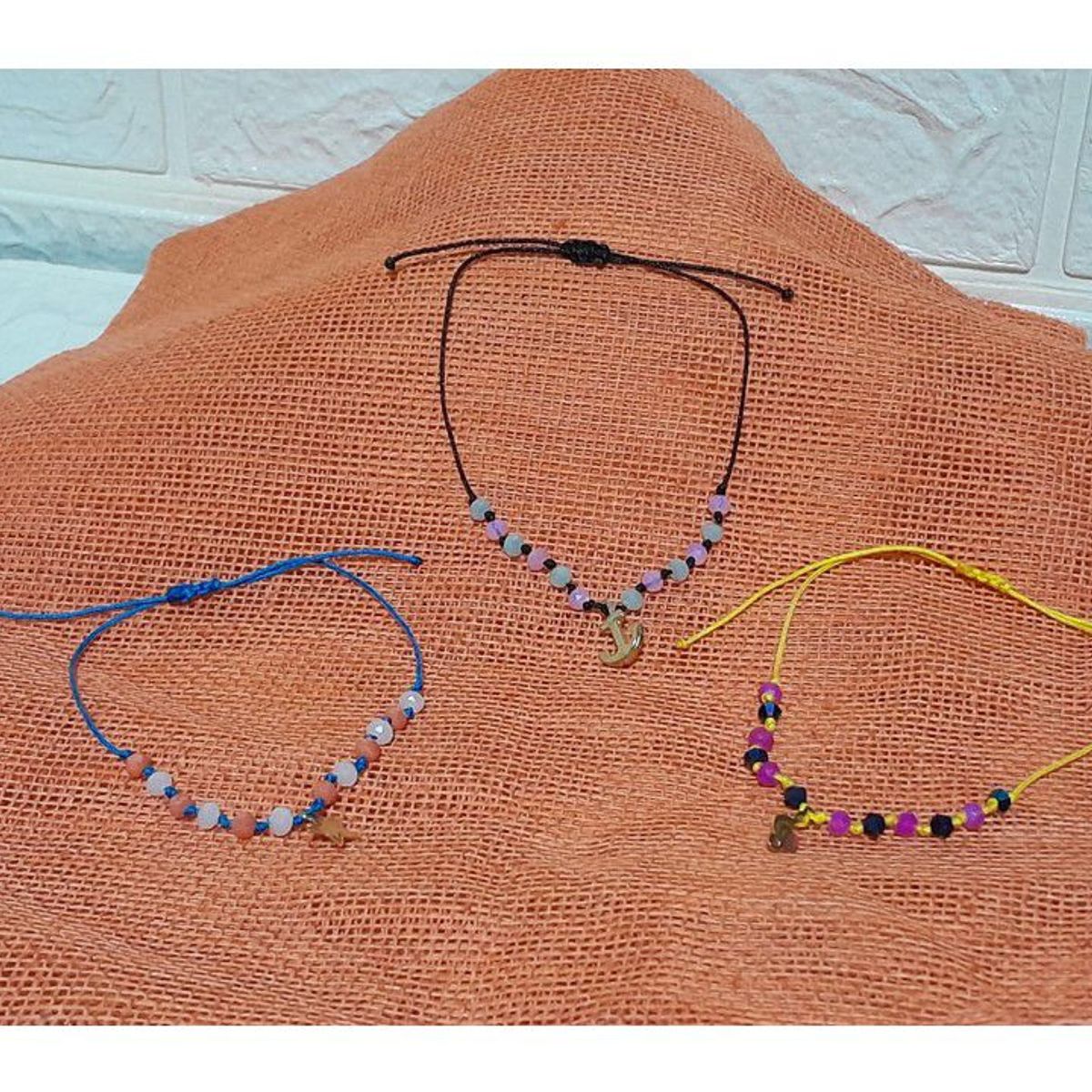 GENERICO - TRIO DE PULSERAS DE HILO CRISTALES Y DIJE AJUSTABLES