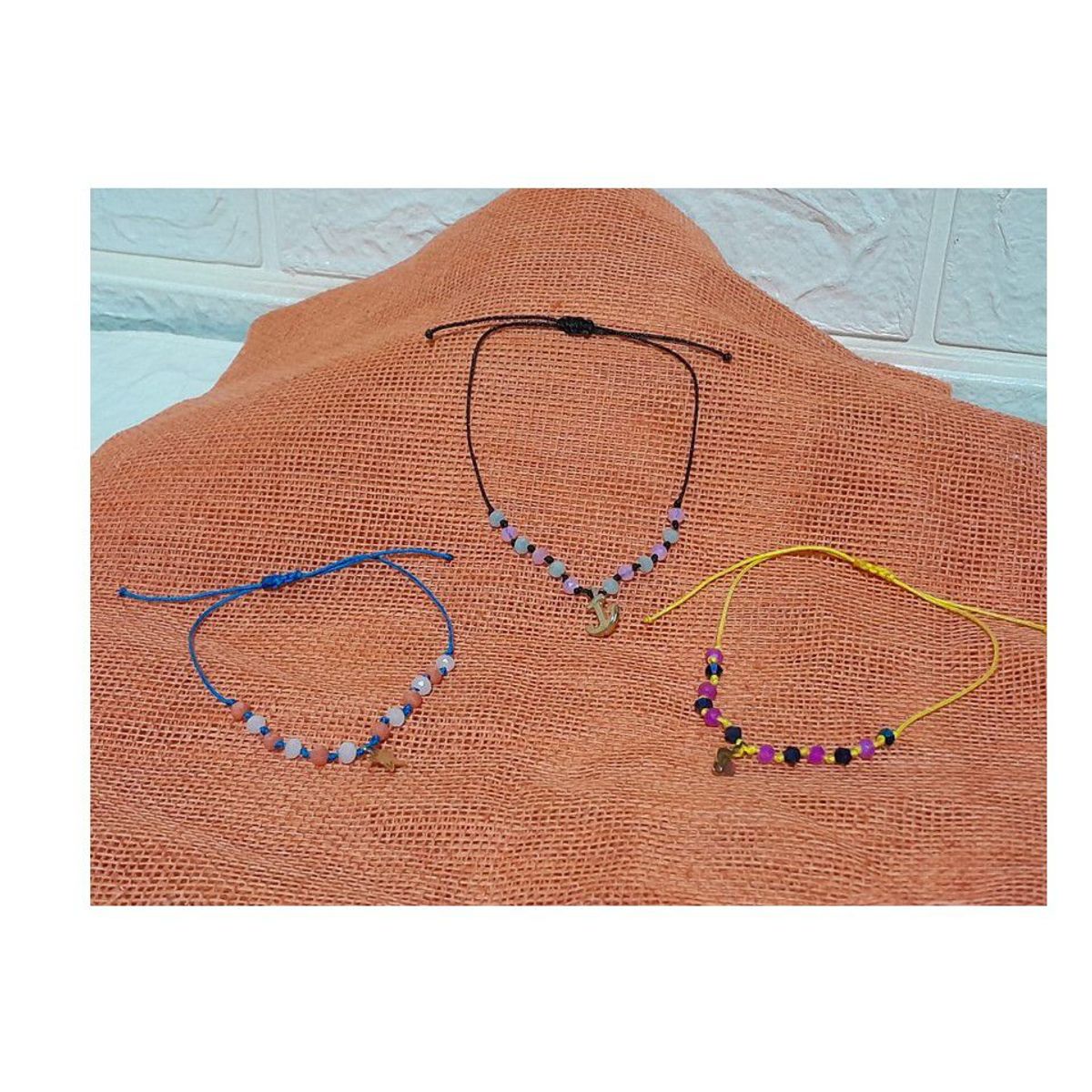 GENERICO - TRIO DE PULSERAS DE HILO CRISTALES Y DIJE AJUSTABLES