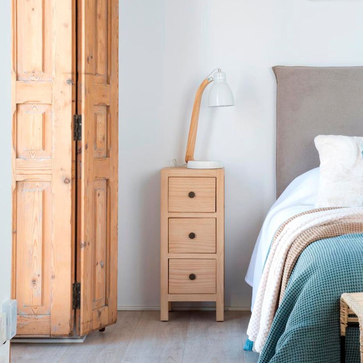 TU MESITA - Mesa de Noche Small Everett 3 cajones TU MESITA