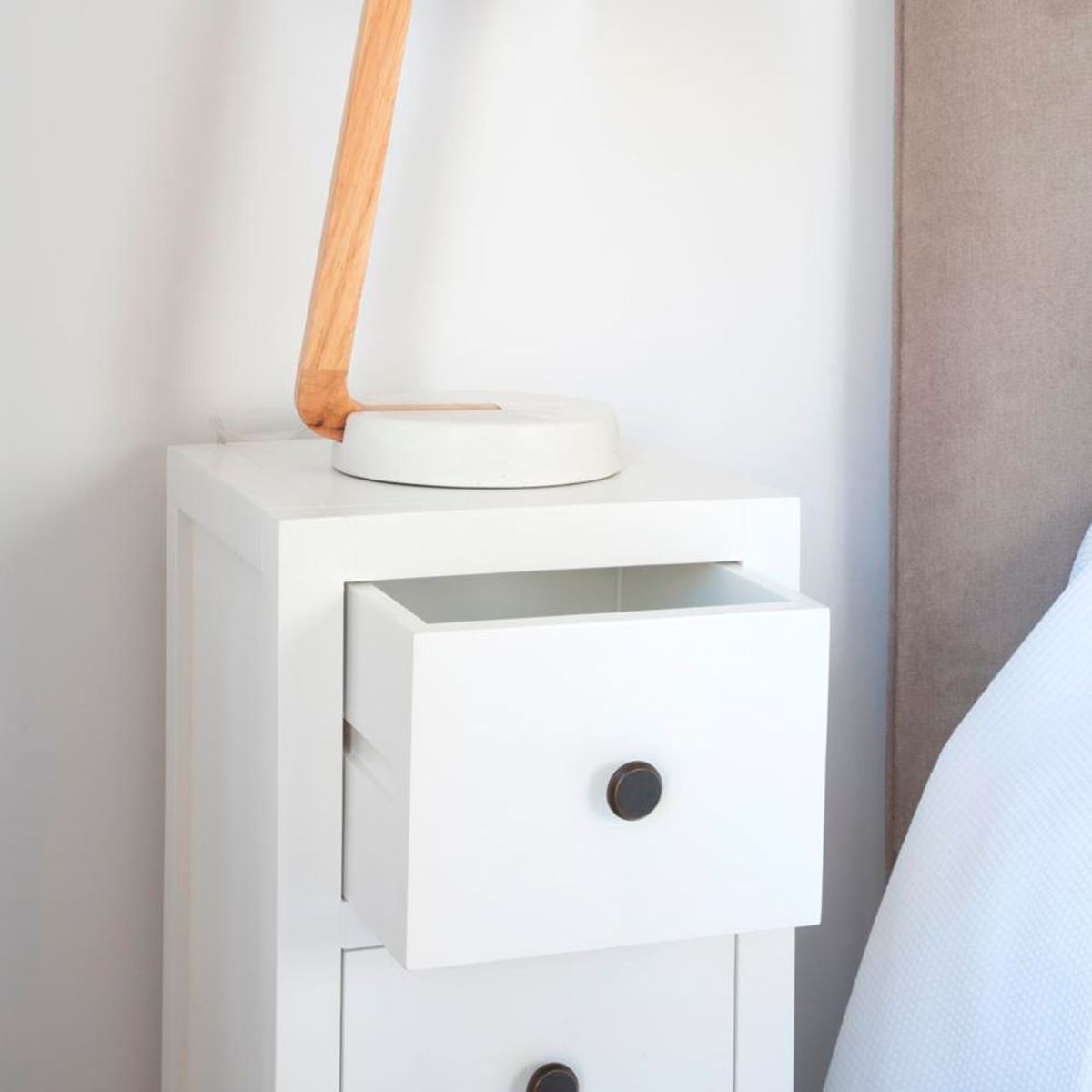 TU MESITA - Mesa de Noche Small Everett 3 cajones Blanco TU MESITA