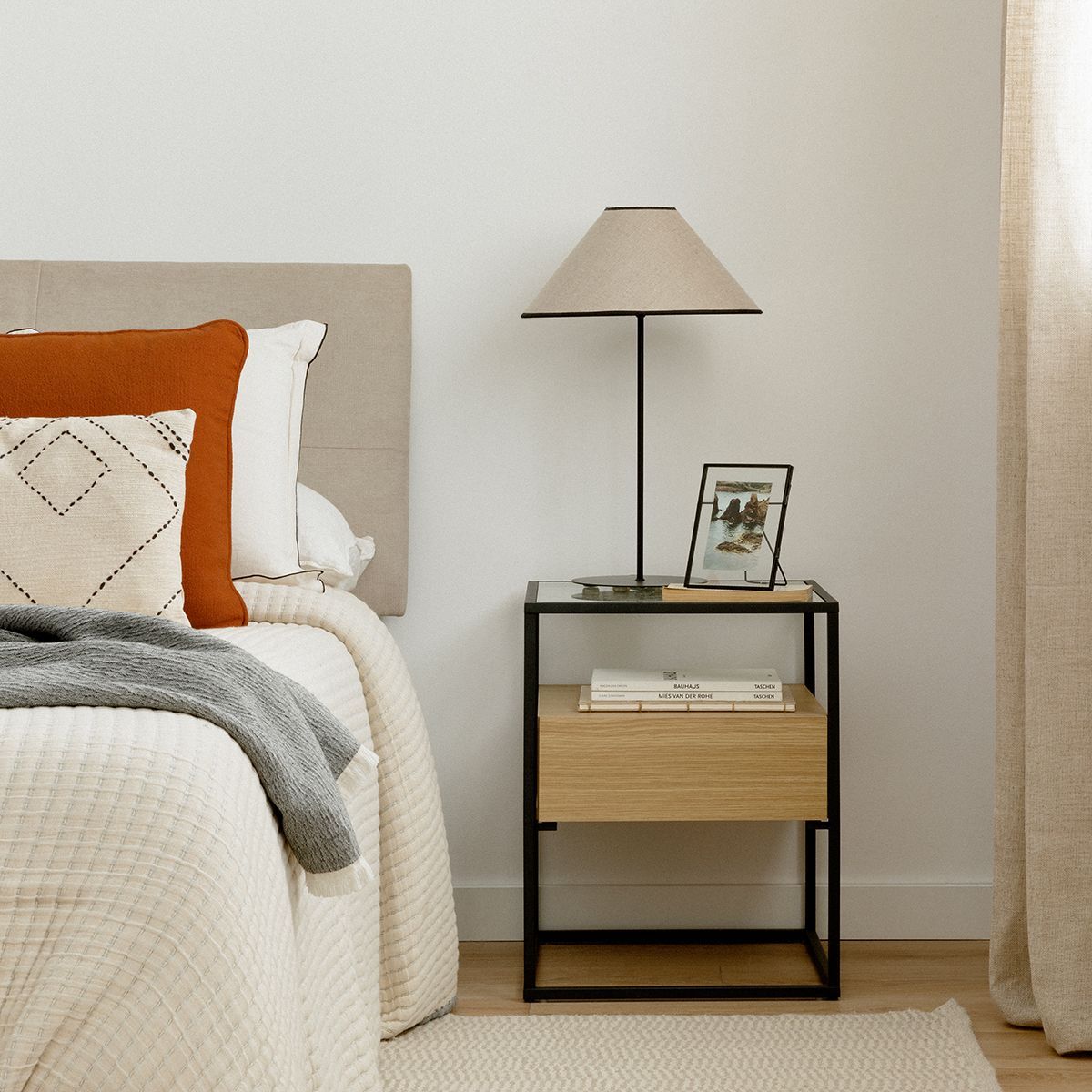 TU MESITA - Velador Industrial 1 cajón Leo color Duna TU MESITA