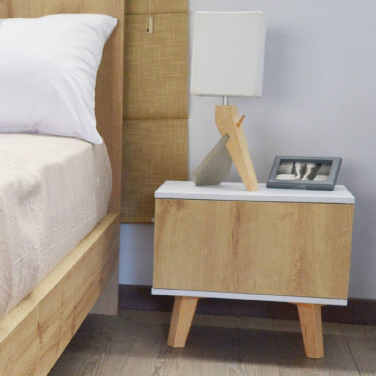 TU MESITA - Mesa de Noche 1 puerta Libra color Duna/Blanco TU MESITA