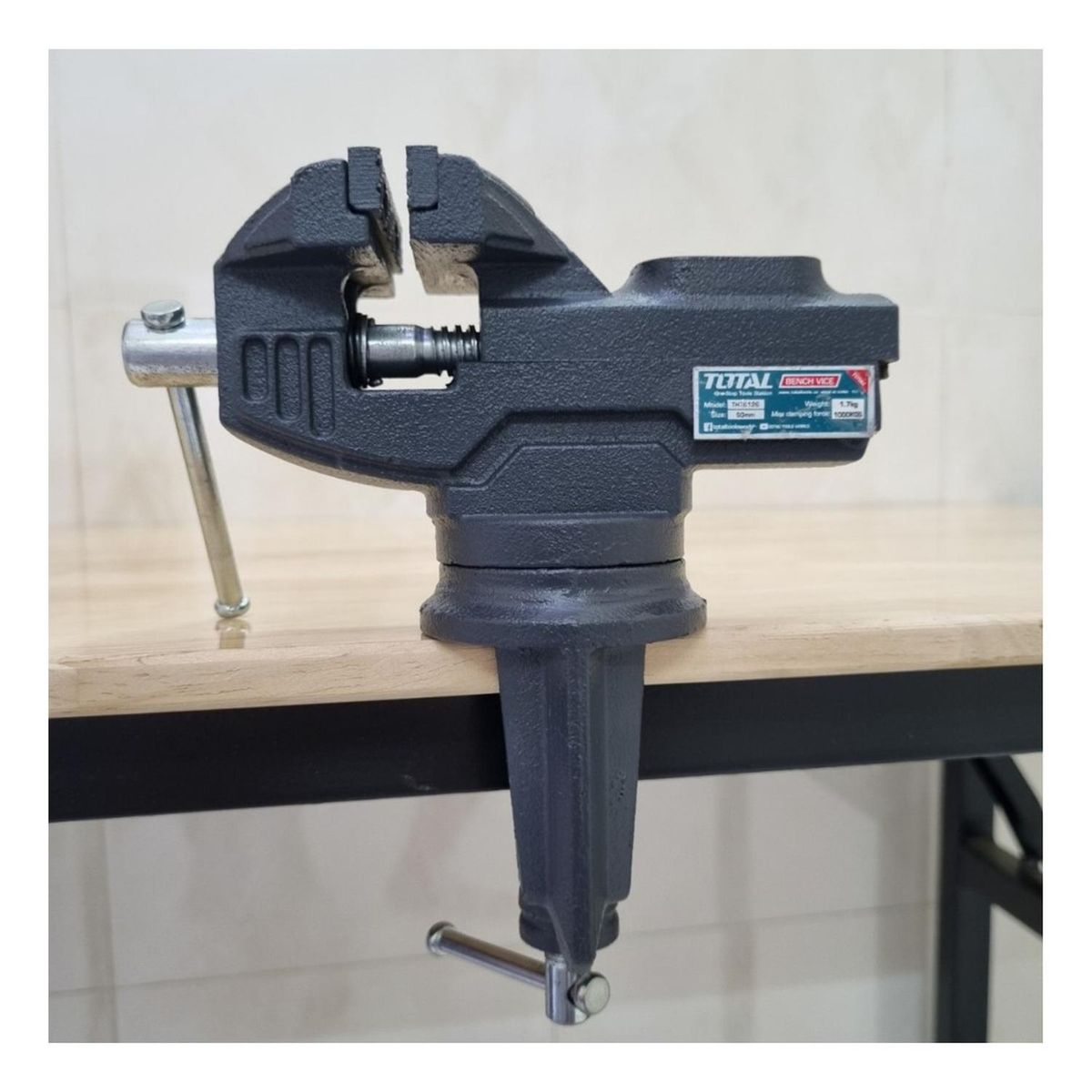 TOTAL TOOLS - Tornillo de banco con base giratoria 60mm soporta 100Kg  Total