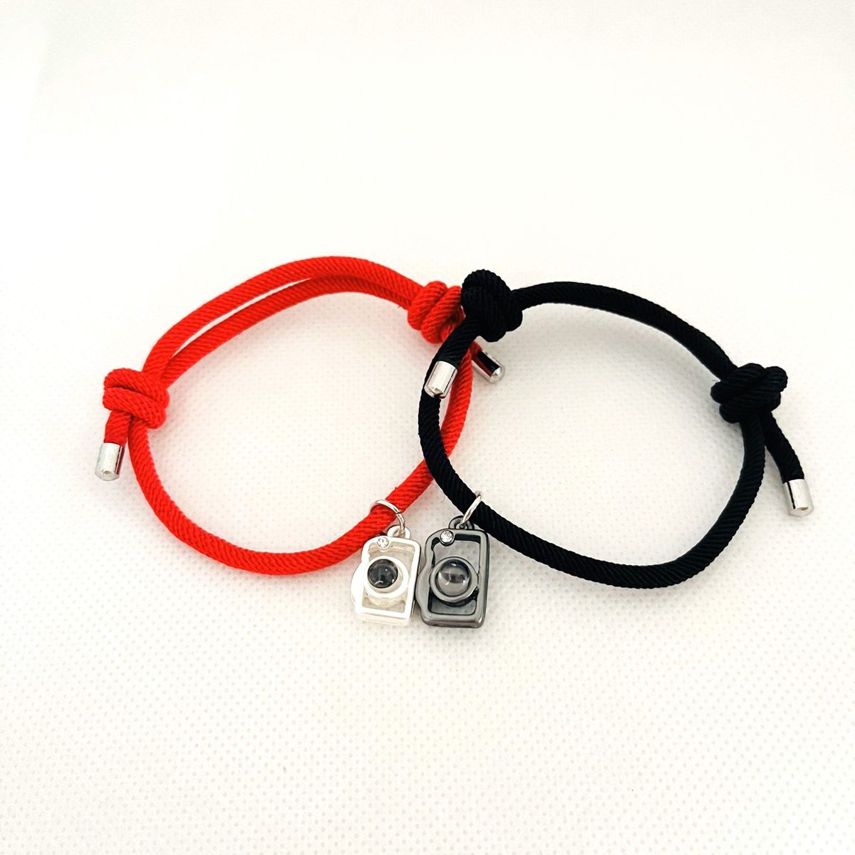 GENERICO - Pulsera Regulable Pareja Acero Cámaras Imantadas 100 Idiomas "Te amo"