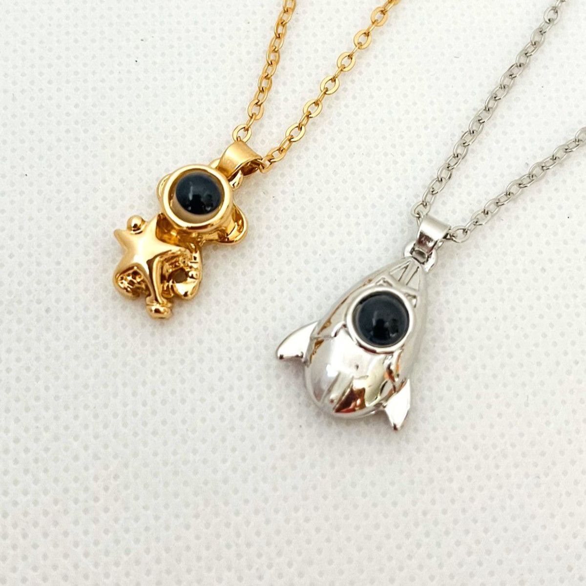 GENERICO - Collares Pareja Acero Astronauta y Nave 100 Idiomas "Te amo"