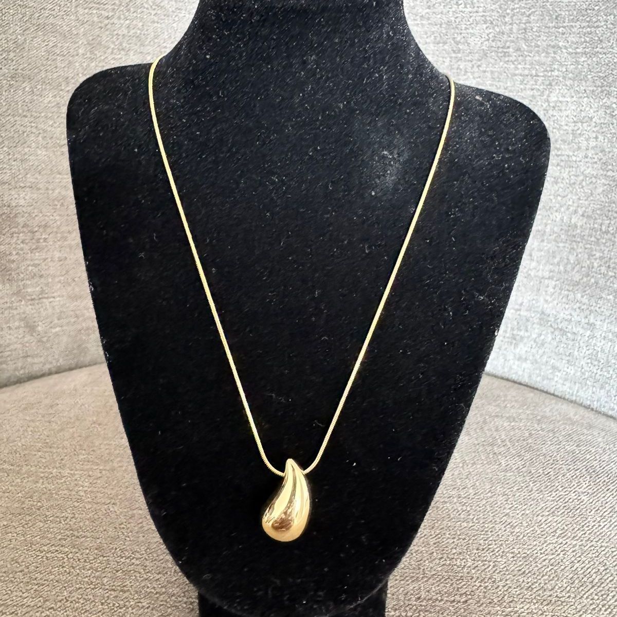 IMPORTADO MC - Set collar y aretes gota con tuercas dorado