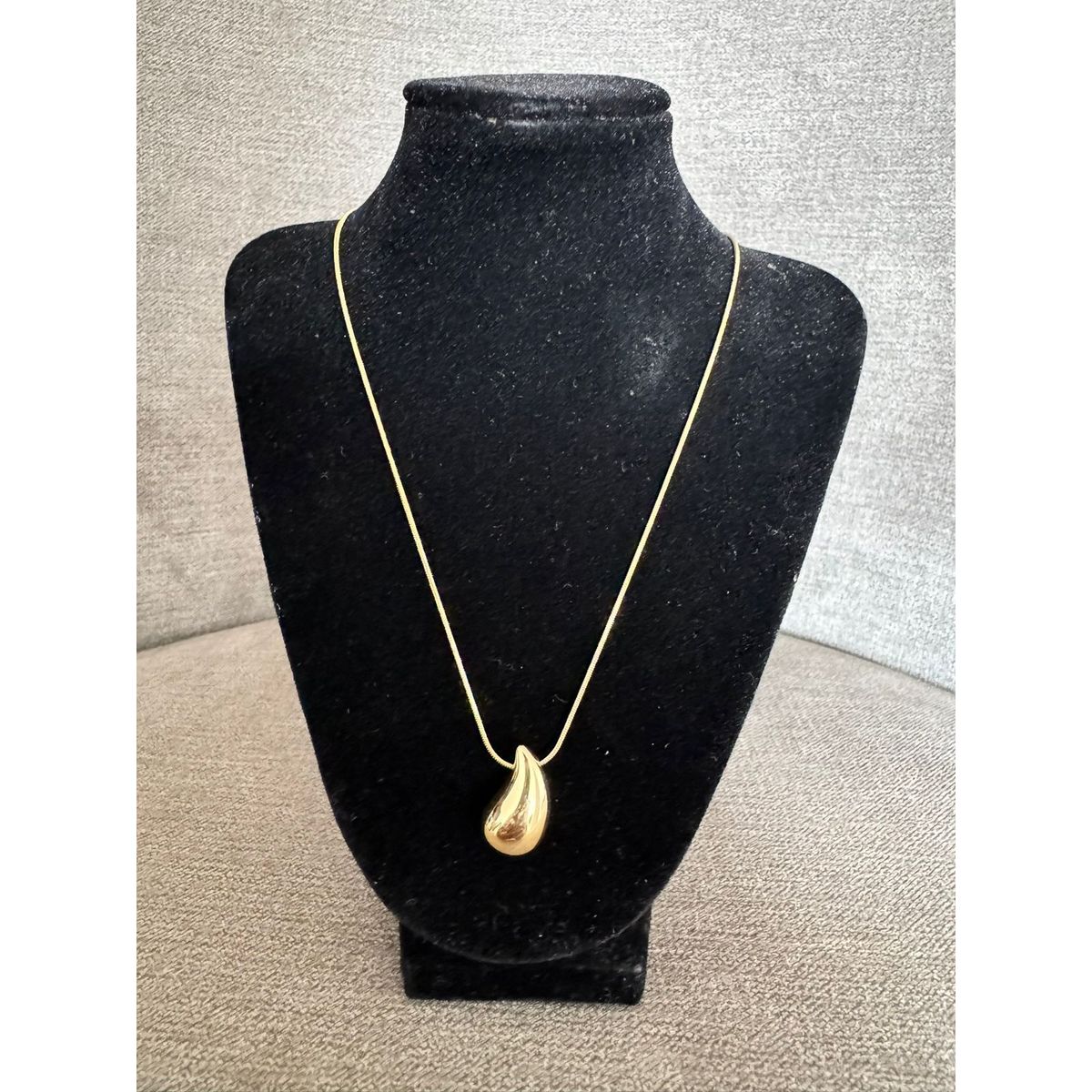 IMPORTADO MC - Set collar y aretes gota con tuercas dorado