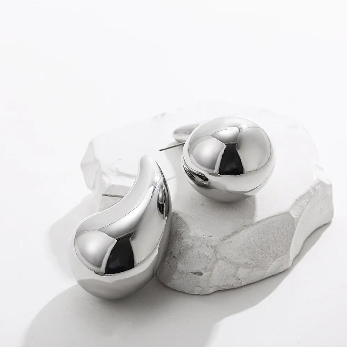 GENERICO - Aretes gota con tuercas plateado talla M