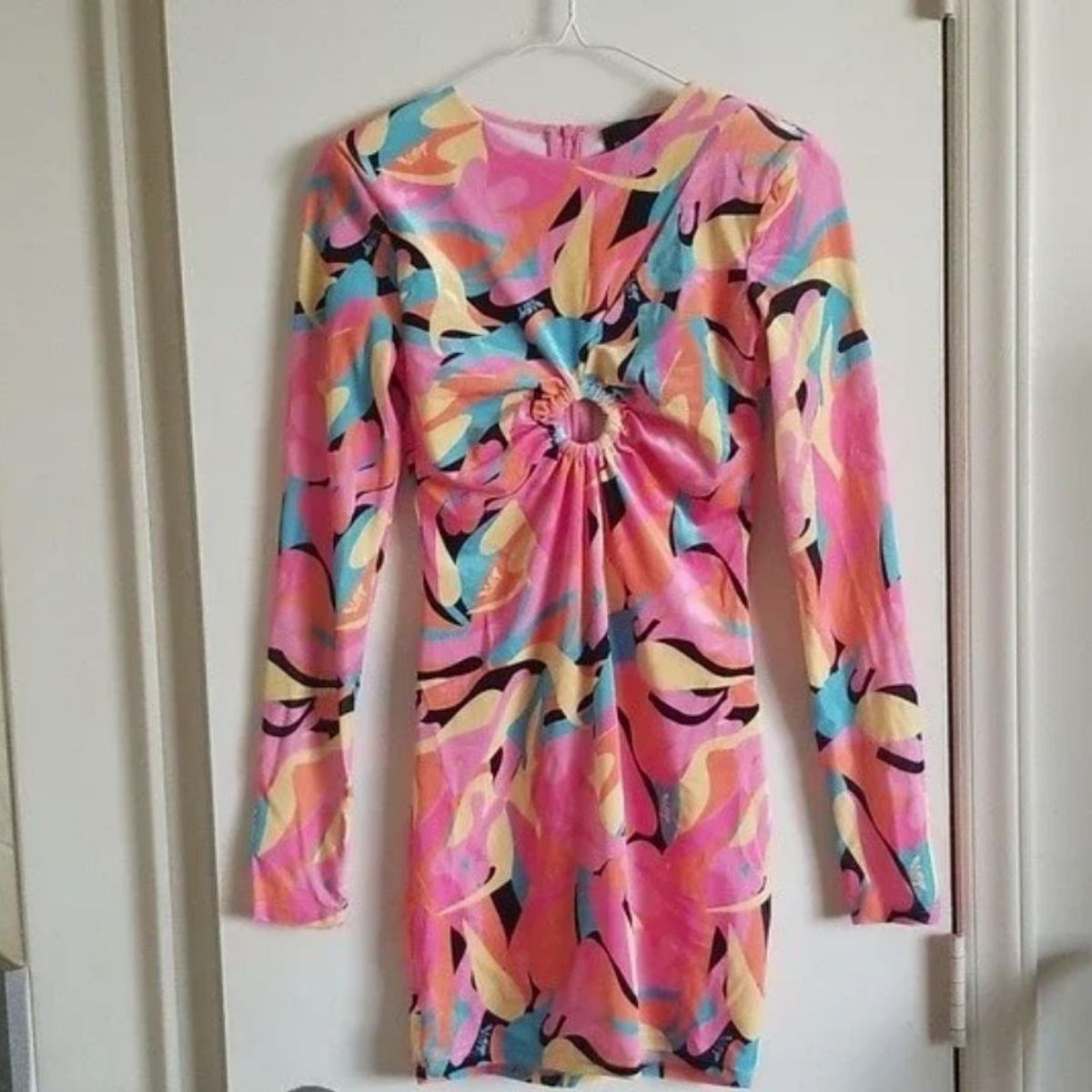 GENERICO - Bershka  Vestido De Manga Larga Con Recorte De Terciopelo Vibrante