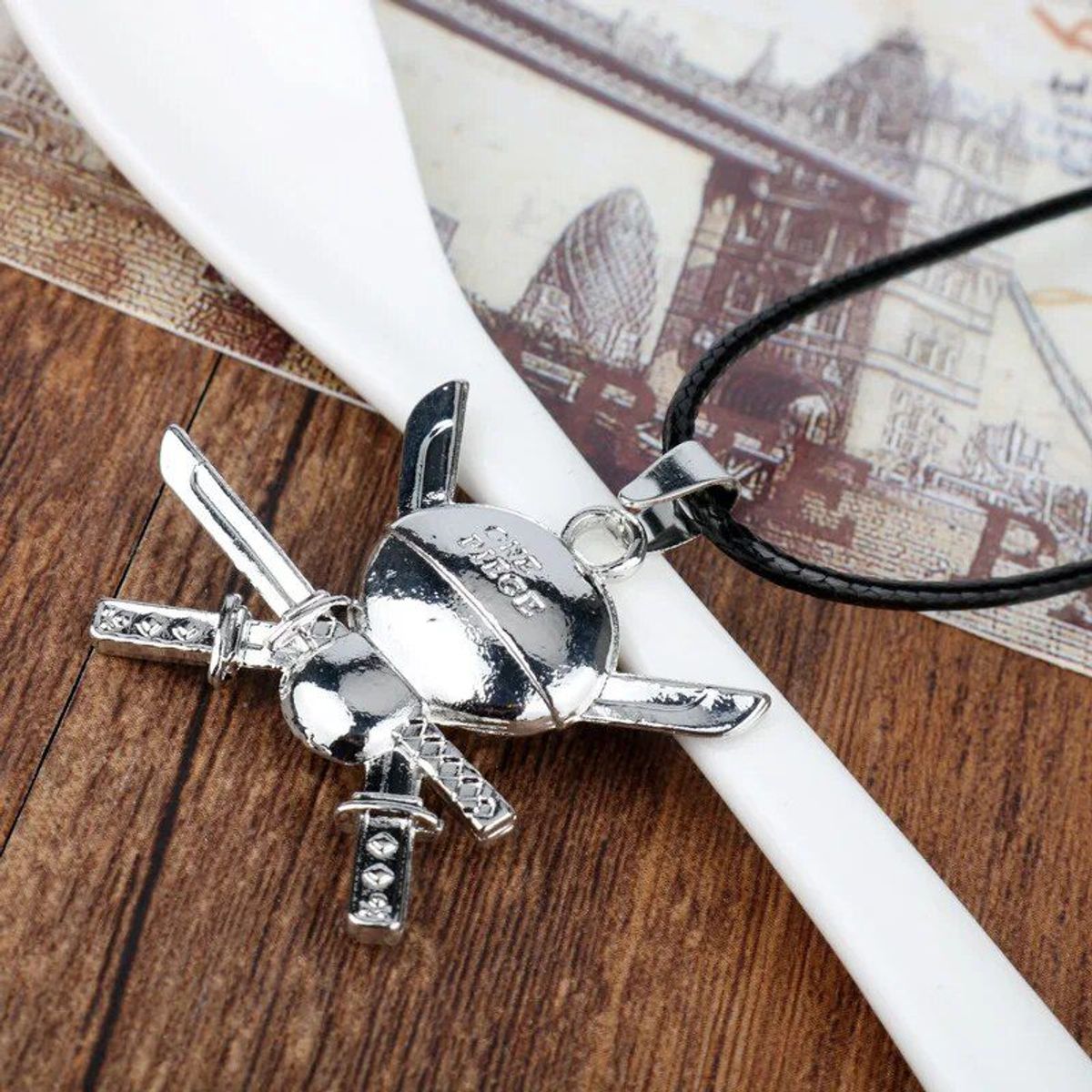 GENERICO - Collar con colgante de calavera para hombre y mujer