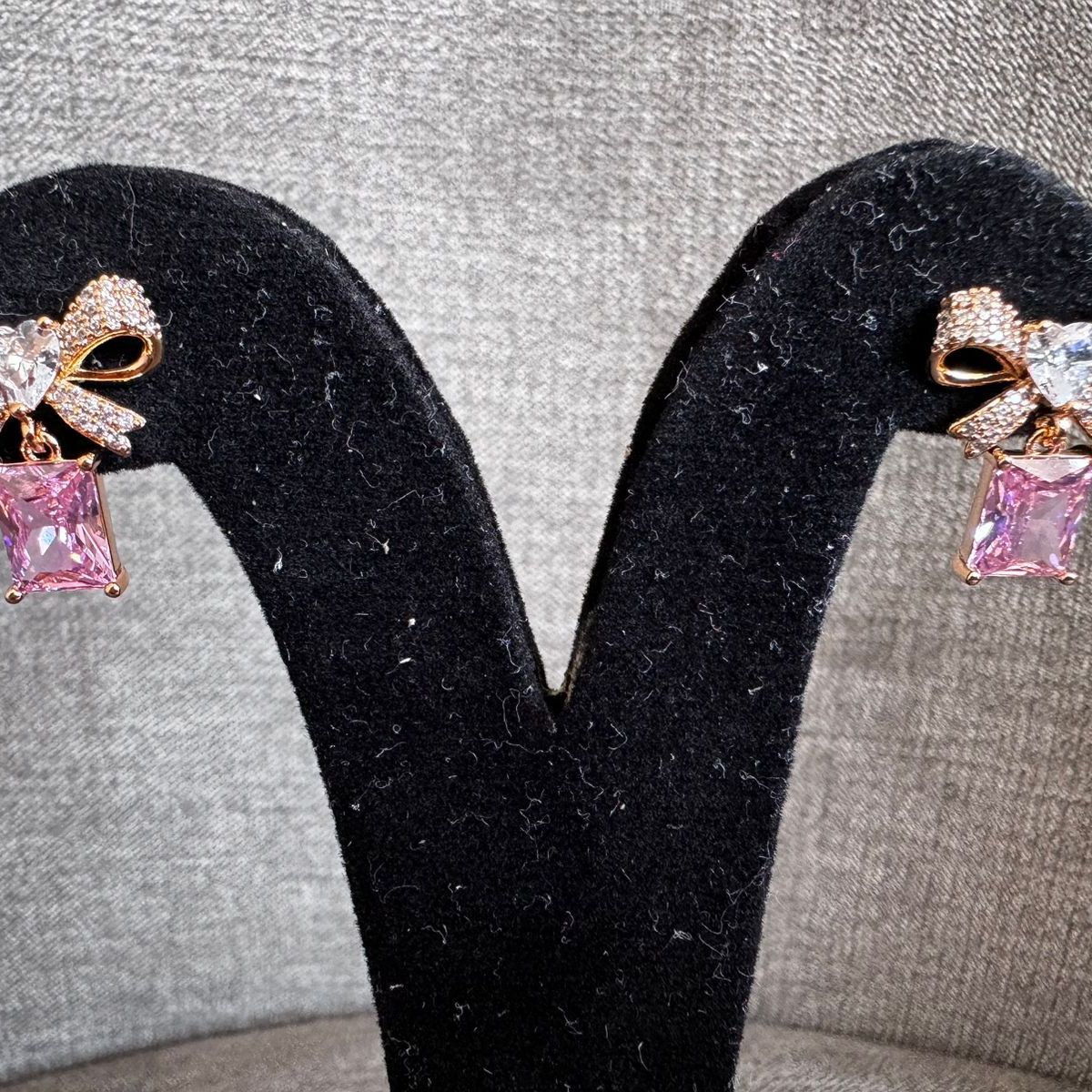 GENERICO - Aretes lazo con corazoncito y piedra swarovski
