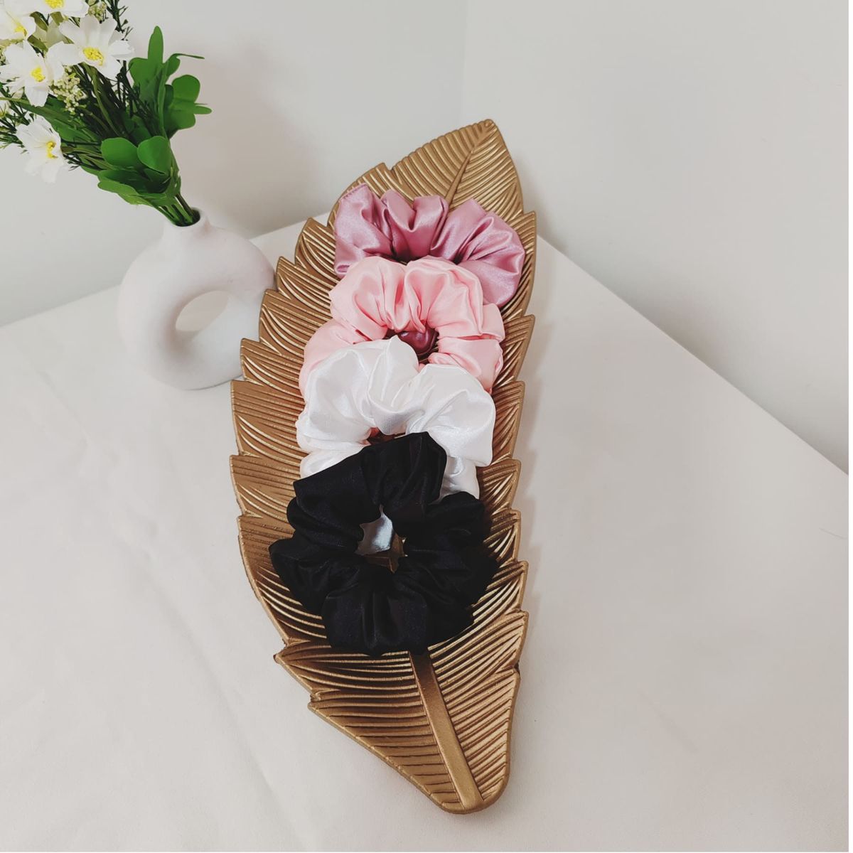 GENERICO - Pack de Scrunchies Satín 4 unidades - No daña el cabello - Negro