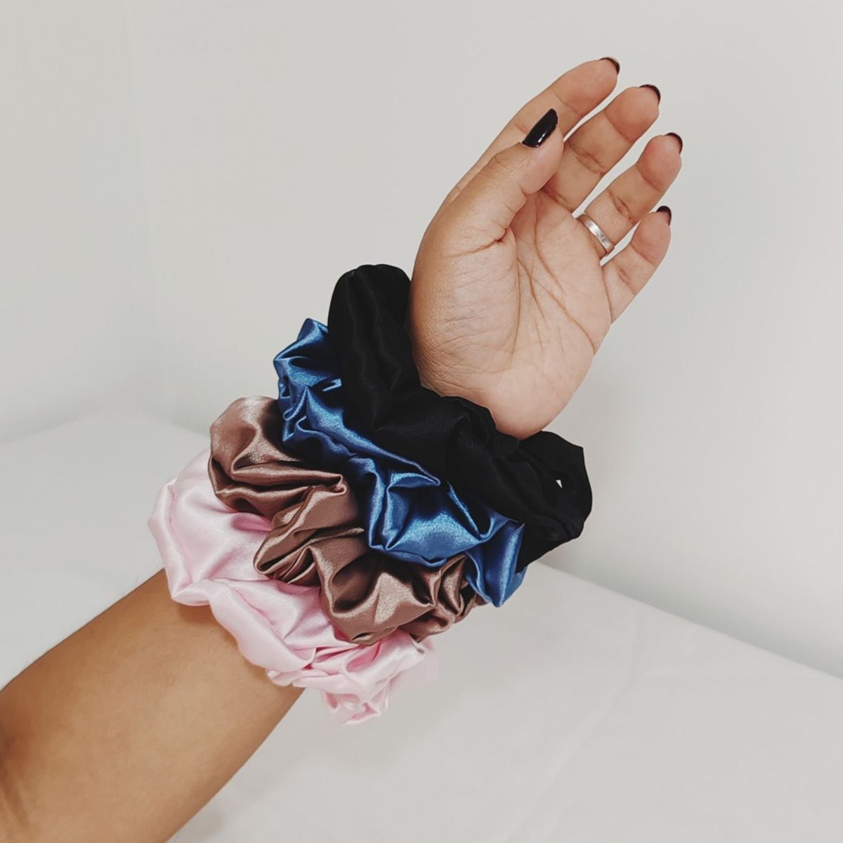 GENERICO - Pack de Scrunchies Satín 4 unidades - No daña el cabello - Rosa