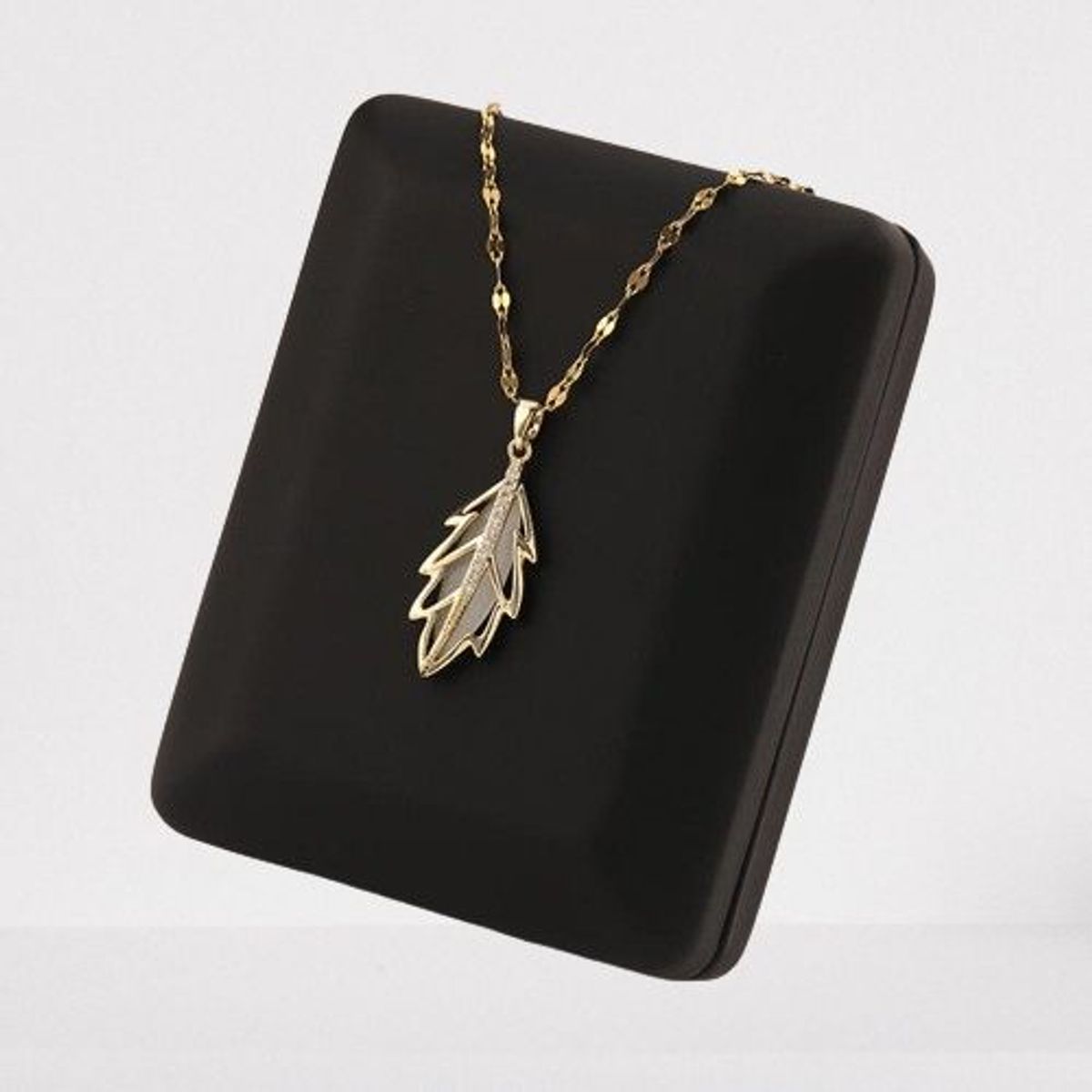 GENERICO - COLLAR HOJA DORADA DIAMANTE