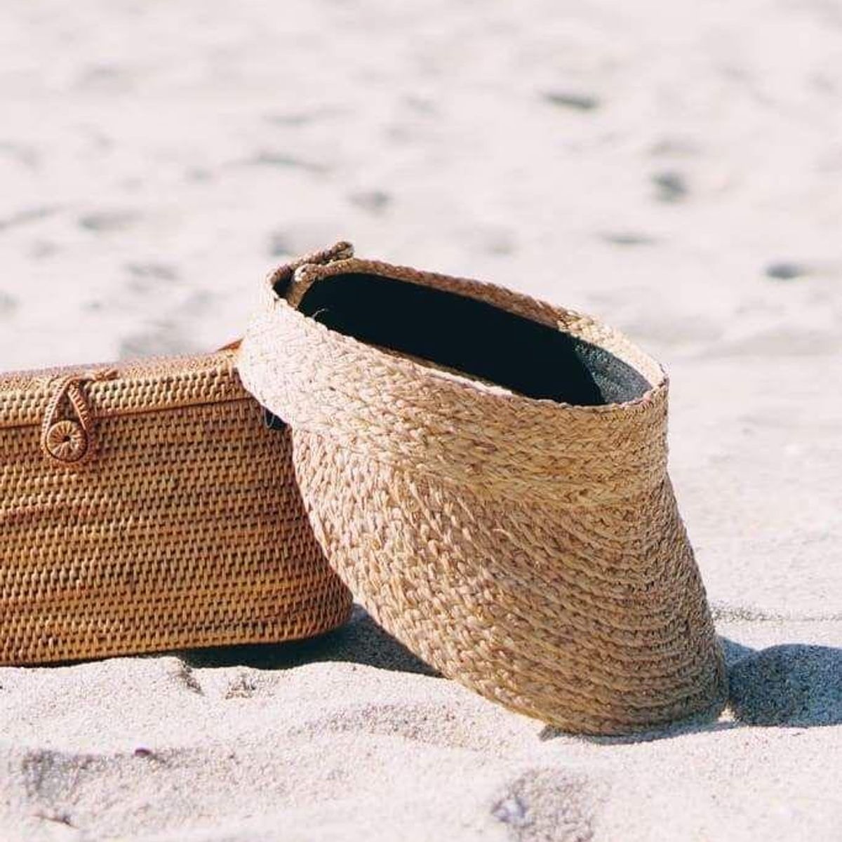 AMA OUTFITTERS - VISERA DE PLAYA TEJIDA AMA