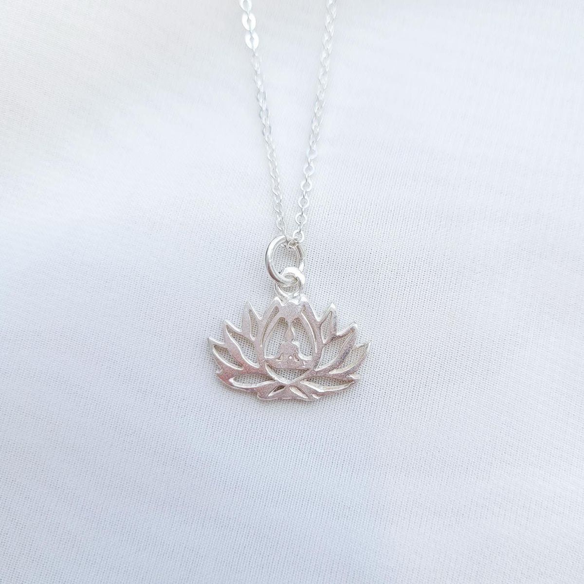 INTUERI - Collar Flor de Loto con Buda