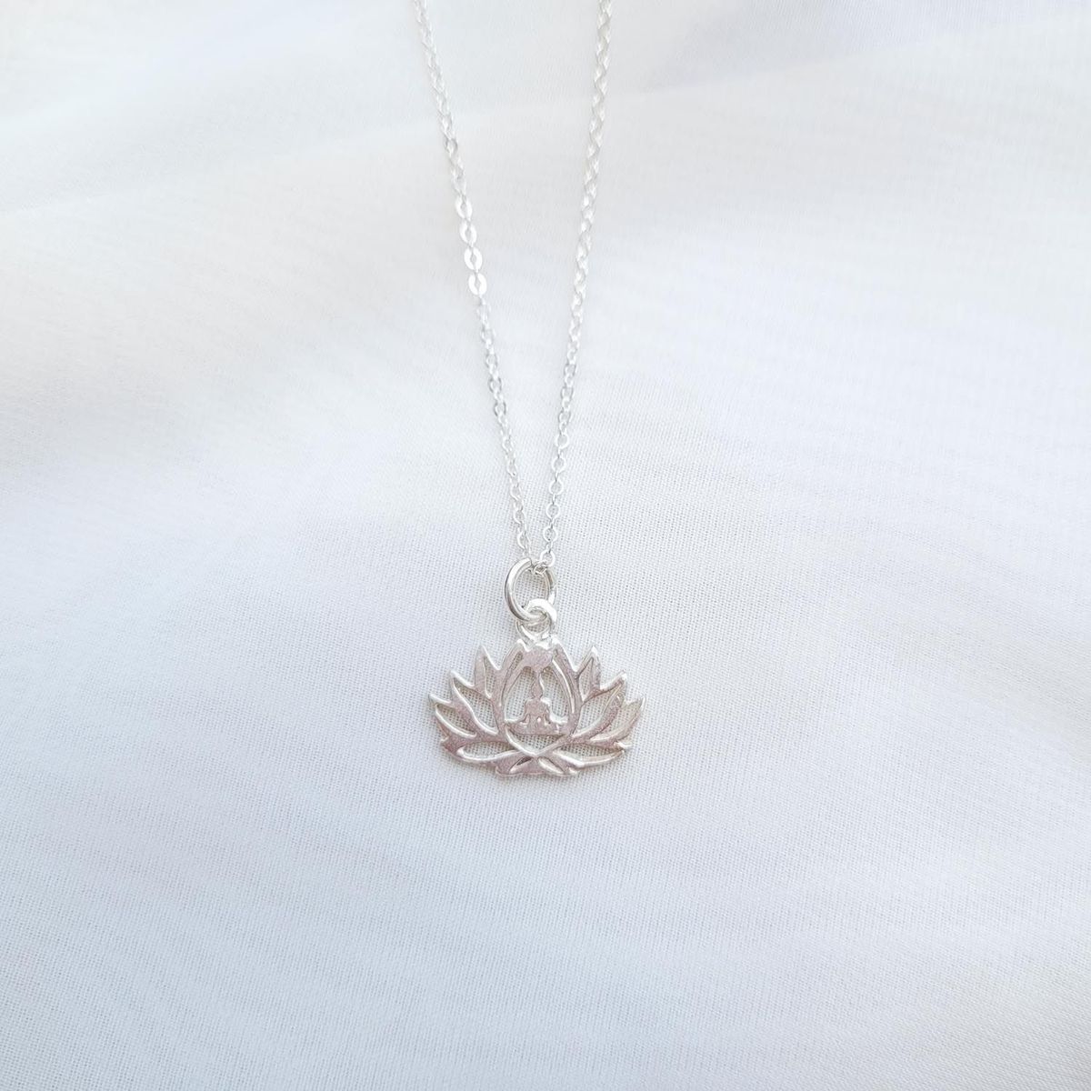 INTUERI - Collar Flor de Loto con Buda