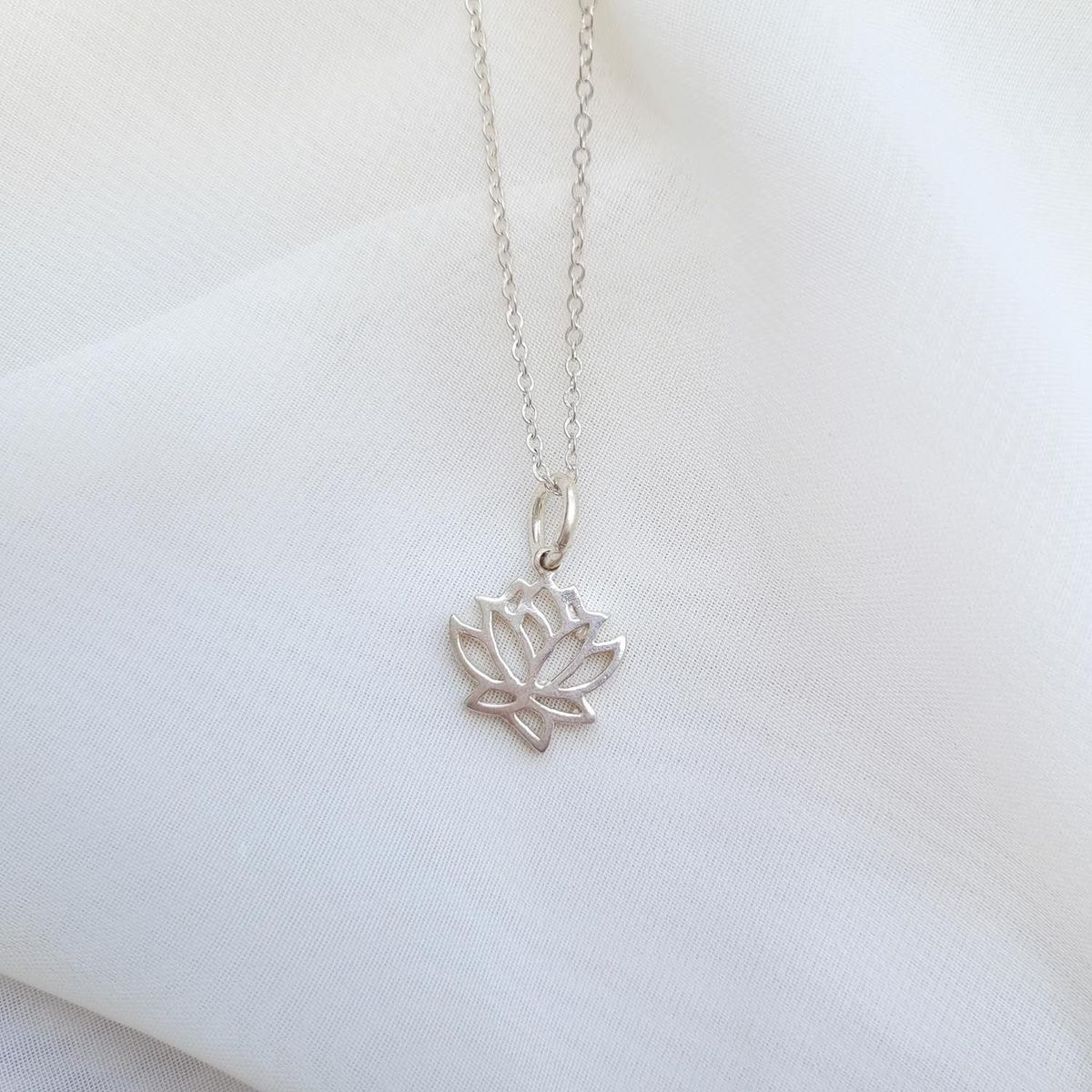 INTUERI - Collar Flor de Loto