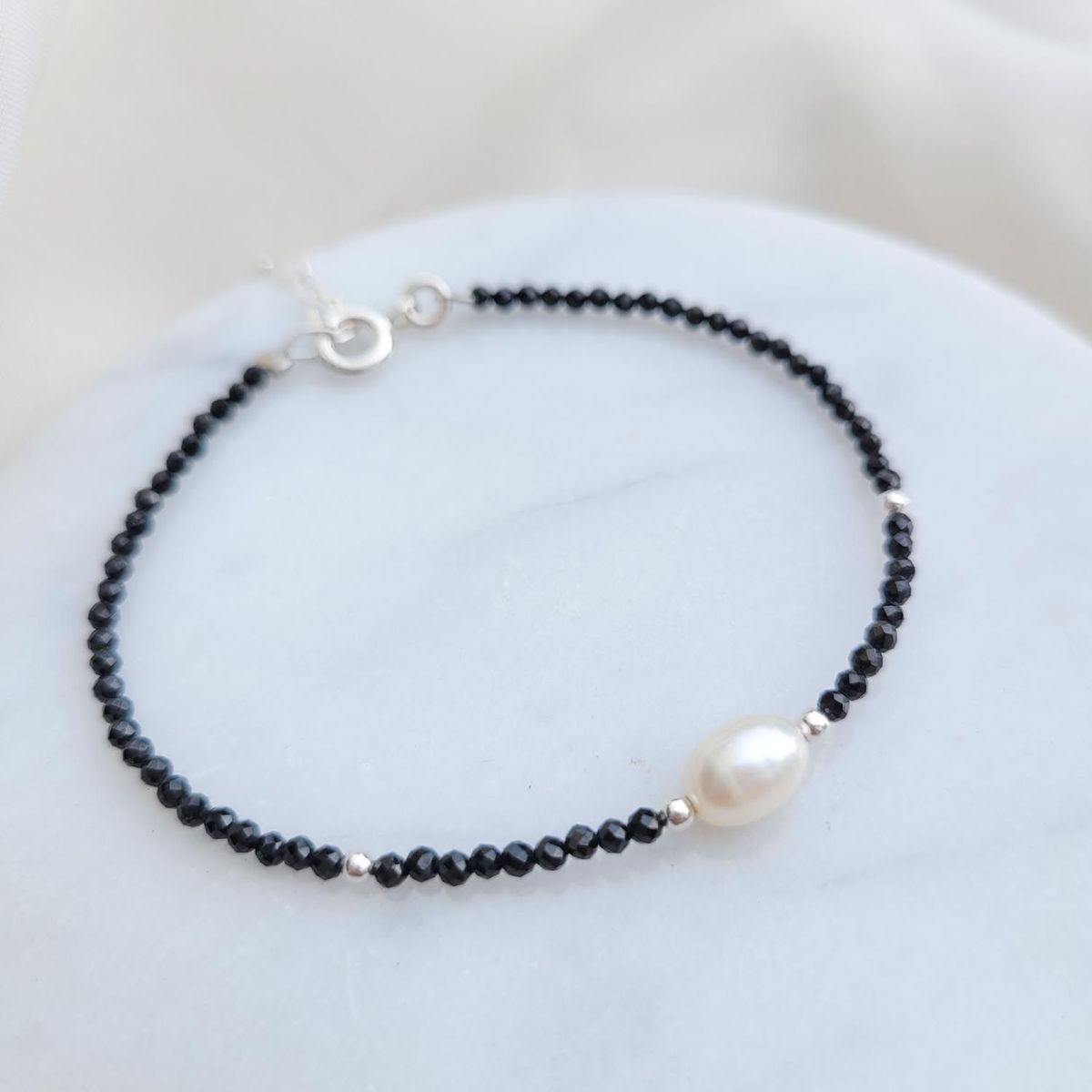 INTUERI - Pulsera Perla con espinela negra