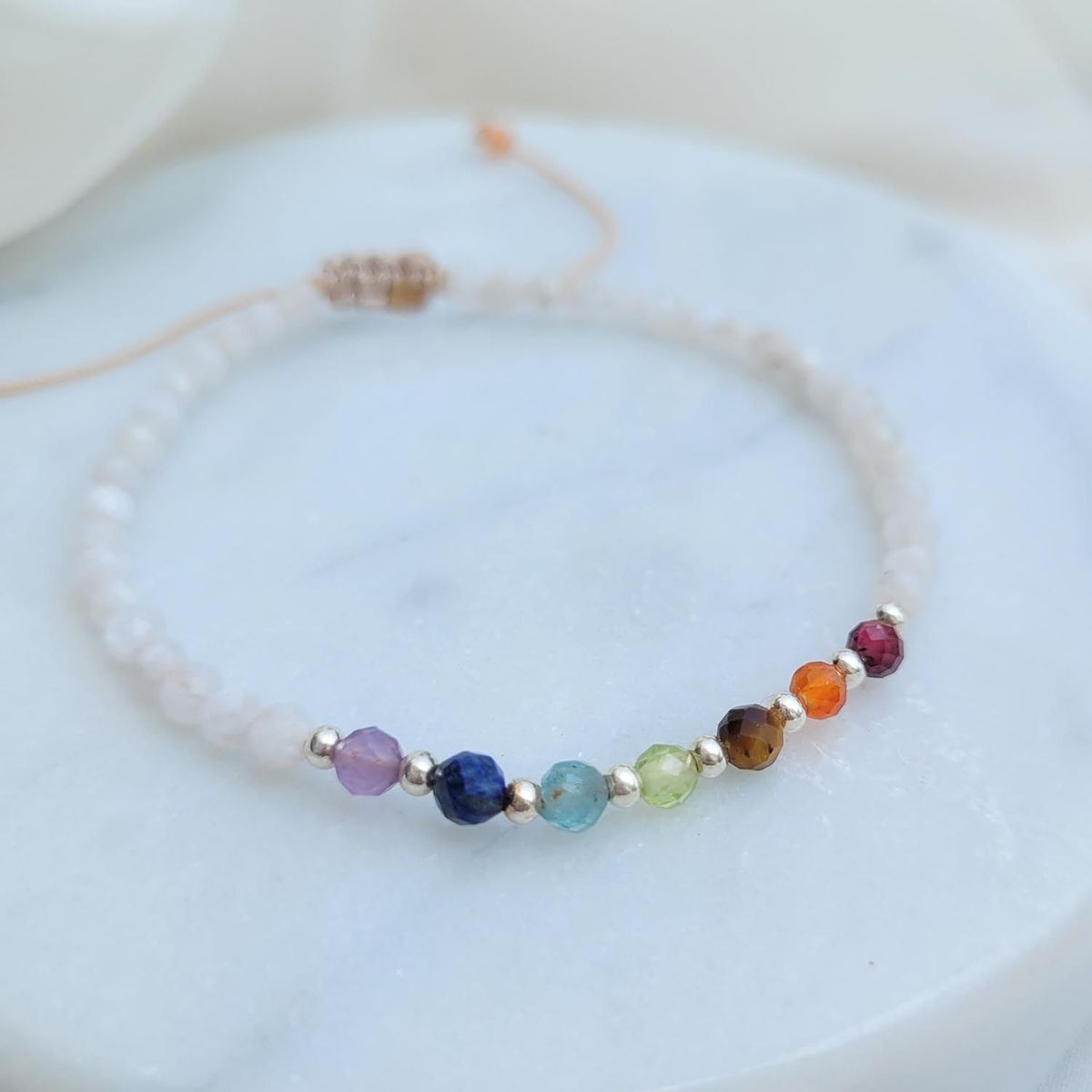 INTUERI - Pulsera 7 chacras tejida - Cuarzo Cristal