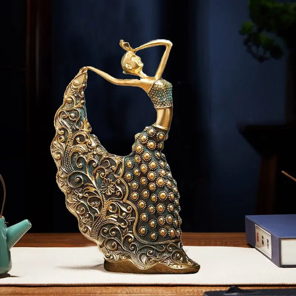 GENERICO - Adorno escultura mujer danza con vestido en pavo real