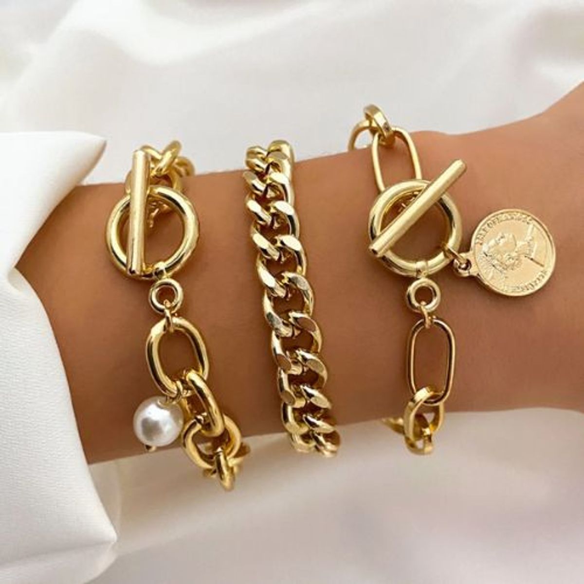 GENERICO - Set de pulseras doradas modelo cadenas  juego de 3 piezas