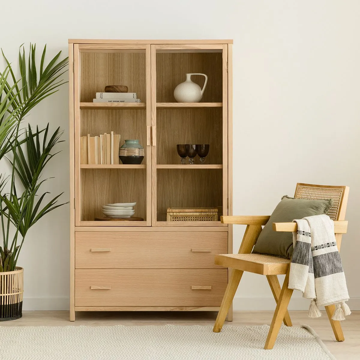 TU MESITA - Vitrina Moderna 2 puertas 2 cajones Damasco color Duna TU MESITA